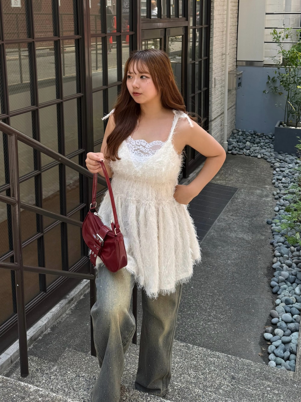 ホワイト系のシャツ/ブラウス、その他のデニムパンツを着用したレディースの夏コーディネートの5枚目の写真
