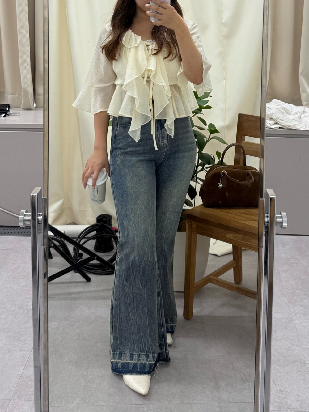 ホワイト系のシャツ/ブラウス、ブルー系のデニムパンツを着用したレディースの夏コーディネートの2枚目の写真