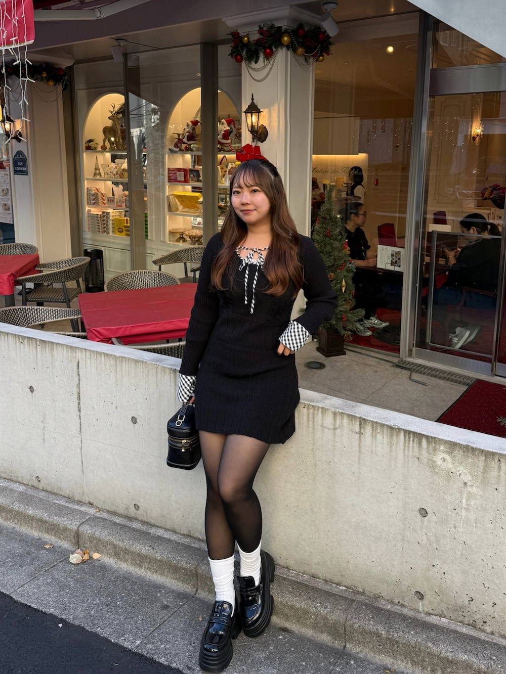 ブラック系のワンピースを着用したレディースの冬コーディネートの4枚目の写真