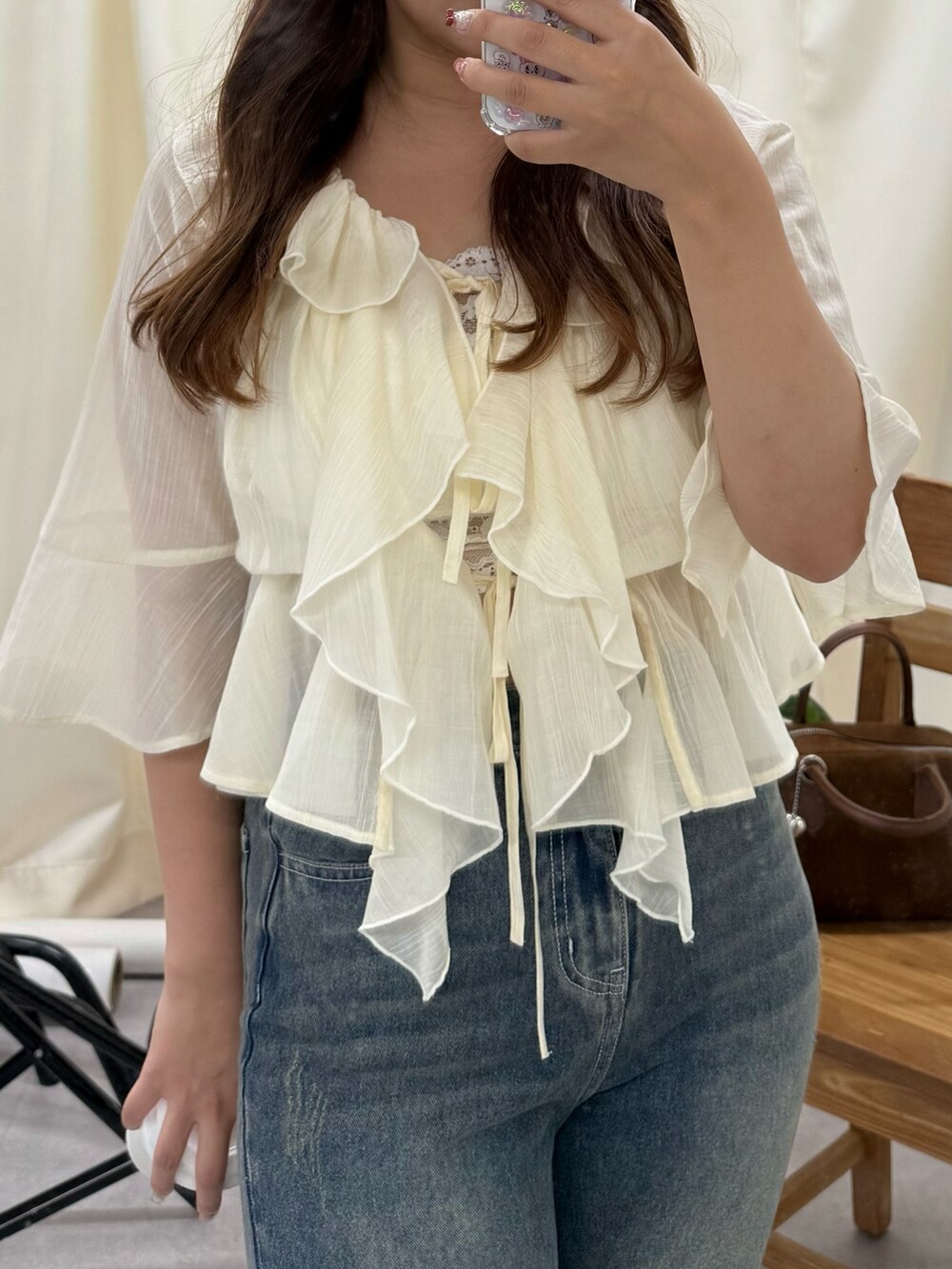 ホワイト系のシャツ/ブラウス、ブルー系のデニムパンツを着用したレディースの夏コーディネートの3枚目の写真