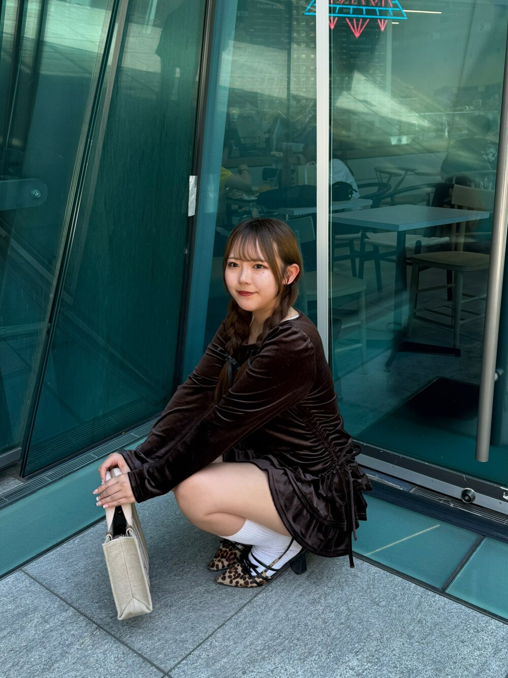 ブラウン系のワンピースを着用したレディースの夏コーディネートの4枚目の写真