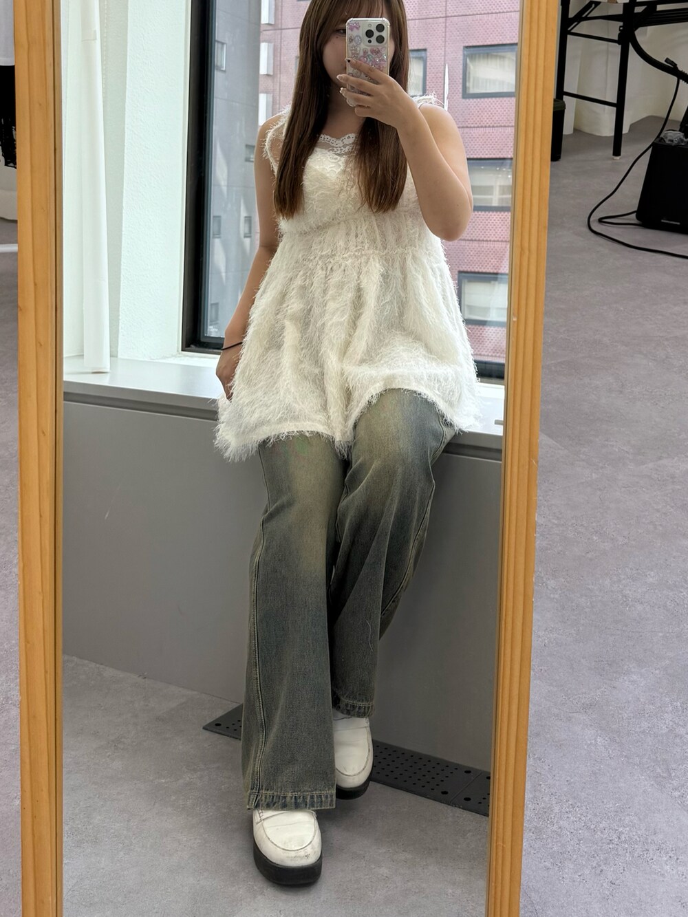 ホワイト系のシャツ/ブラウス、その他のデニムパンツを着用したレディースの夏コーディネートの3枚目の写真