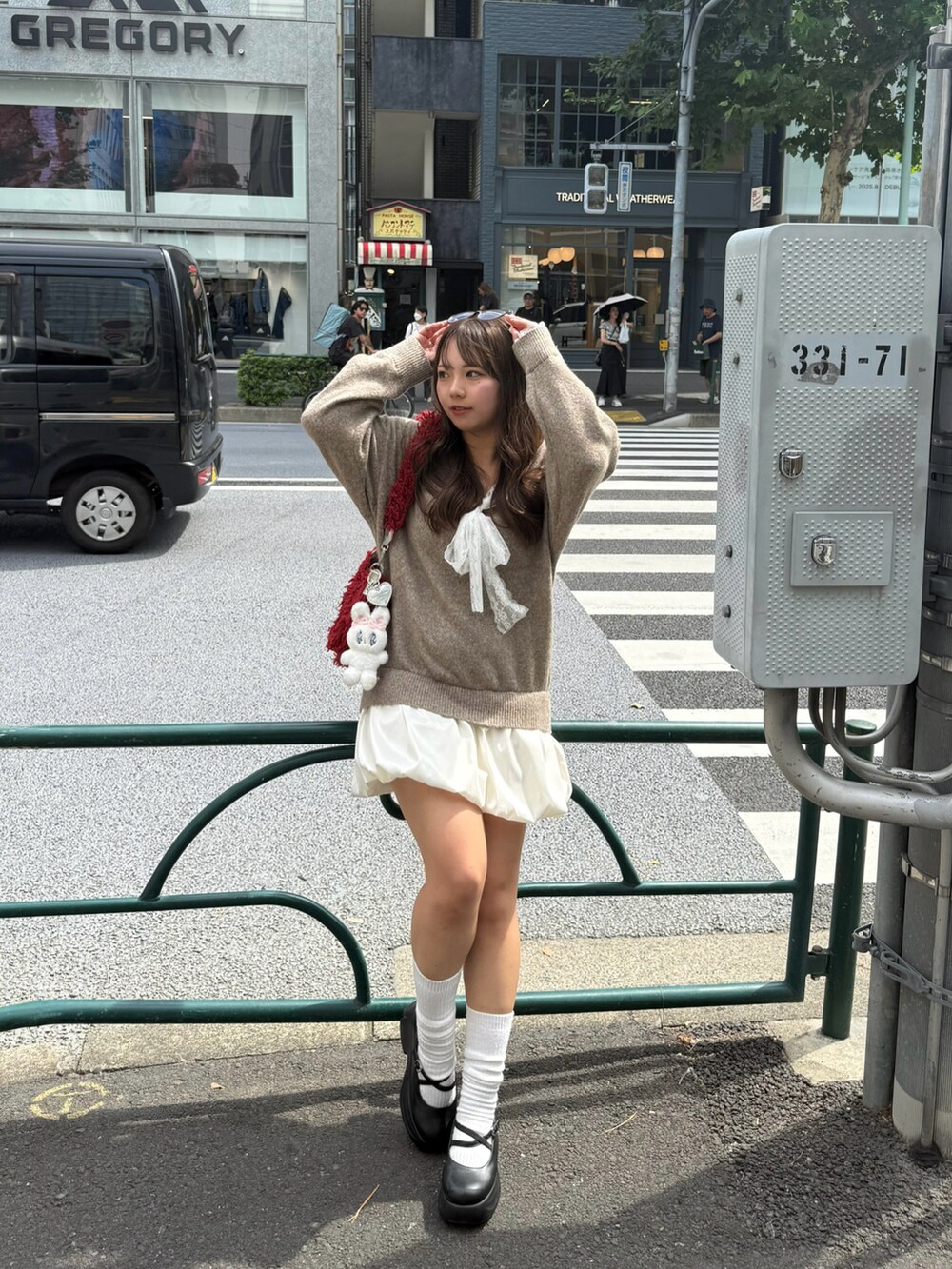 ブラウン系のワンピースを着用したレディースの秋コーディネートの4枚目の写真