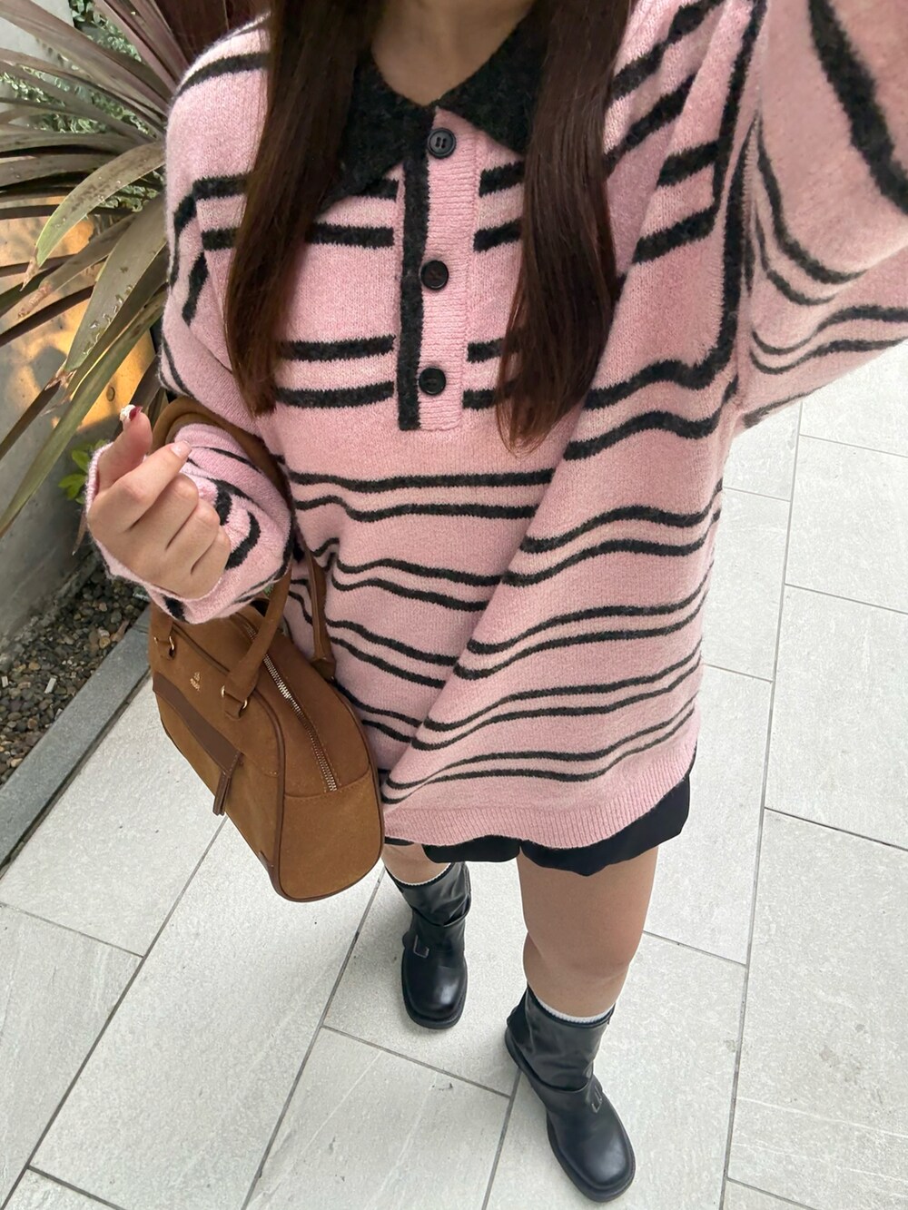 ピンク系のニット/セーターを着用したレディースの秋コーディネートの4枚目の写真