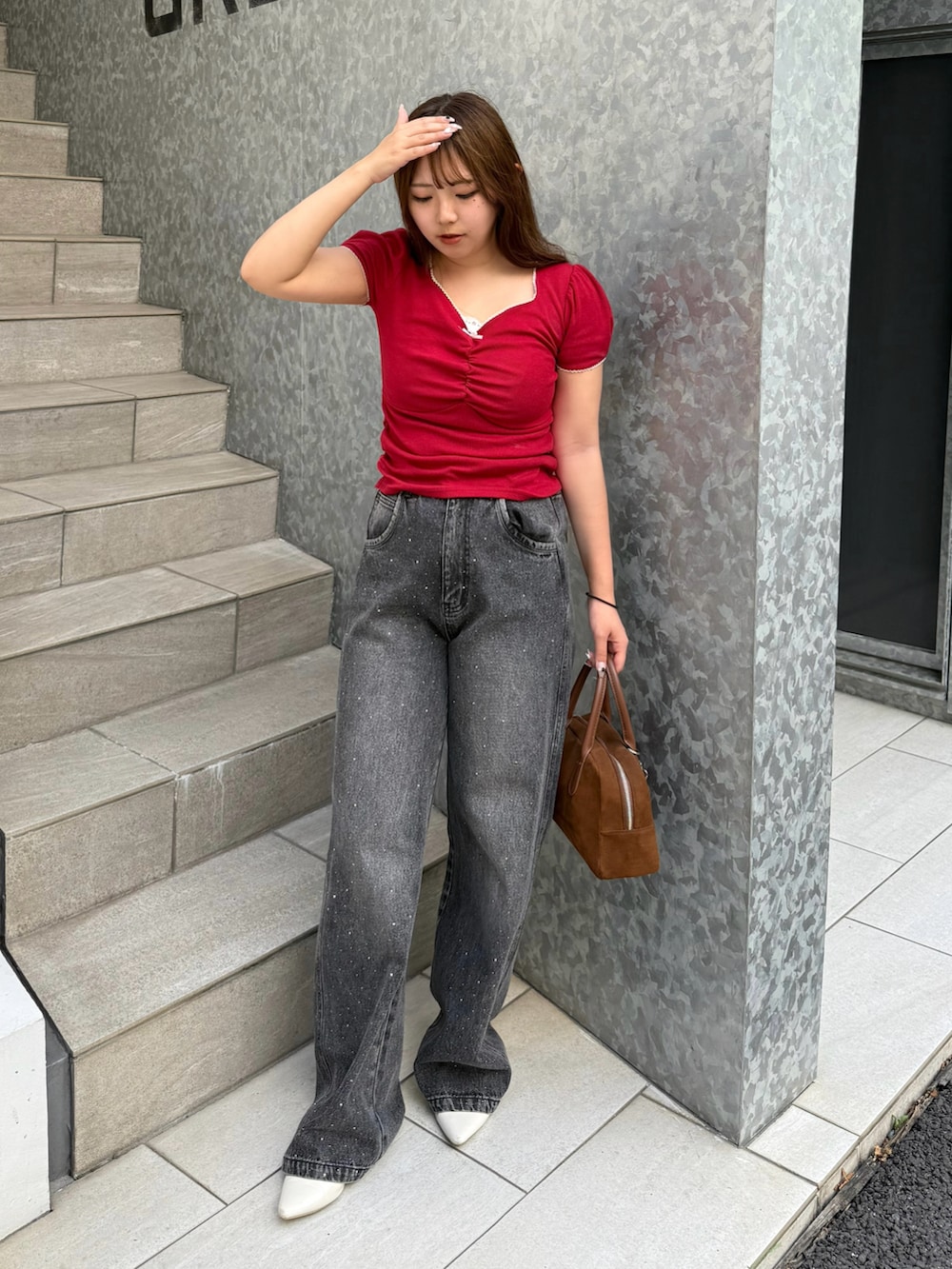 レッド系のTシャツ/カットソー、ブラック系のデニムパンツを着用したレディースの夏コーディネートの2枚目の写真