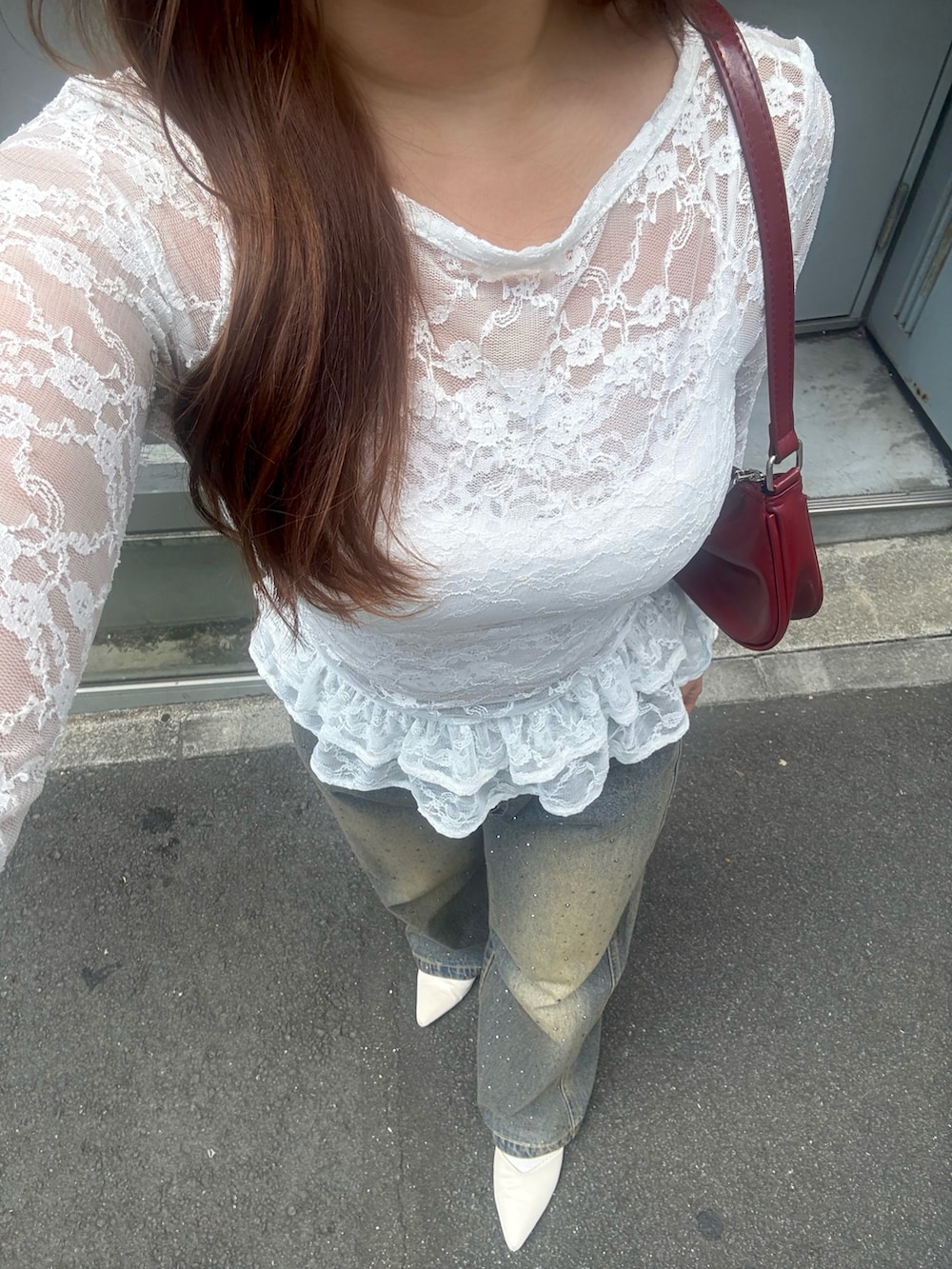 ホワイト系のTシャツ/カットソー、その他のデニムパンツを着用したレディースの夏コーディネートの4枚目の写真