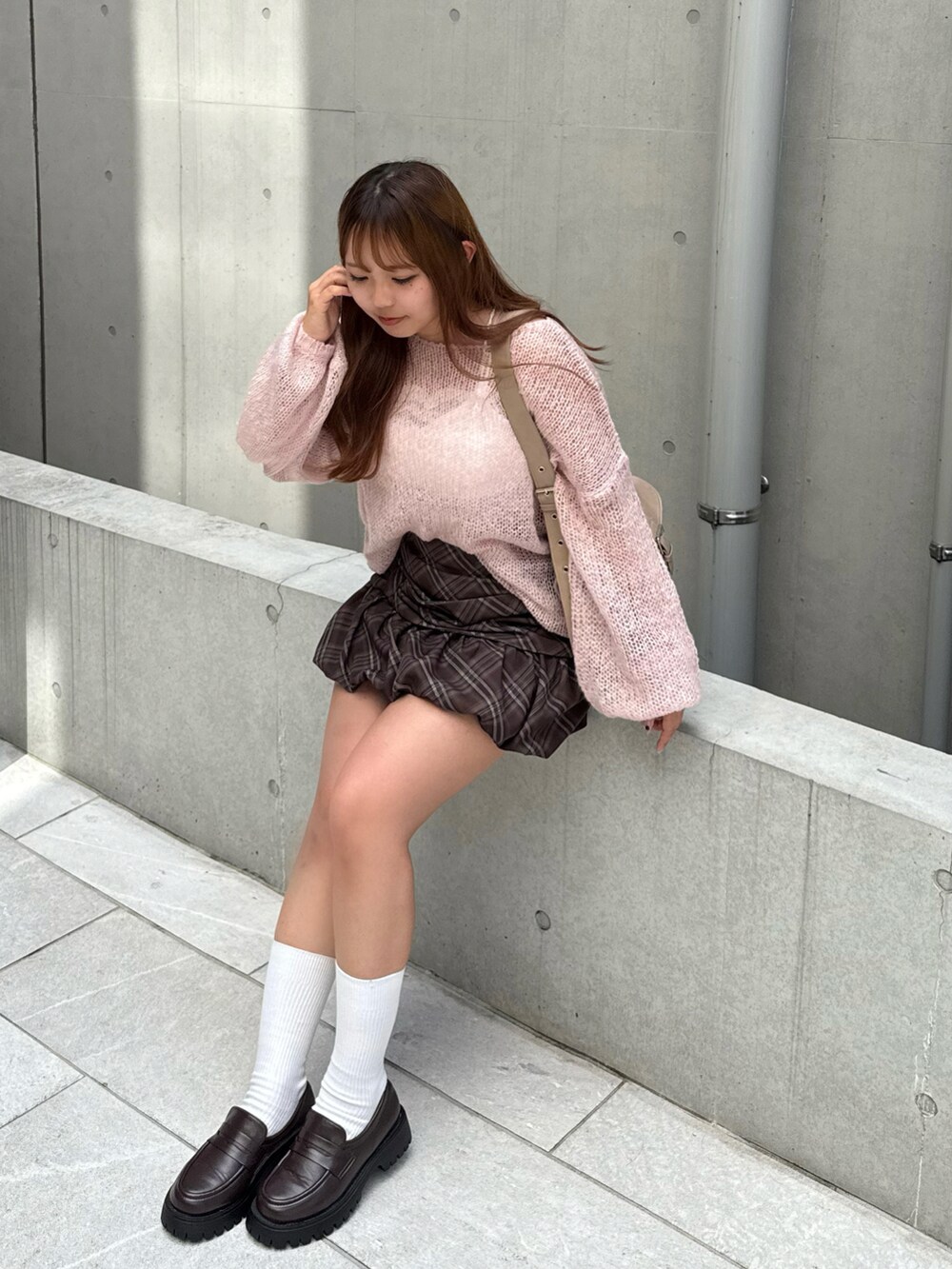 ピンク系のニット/セーターを着用したレディースの夏コーディネートの5枚目の写真