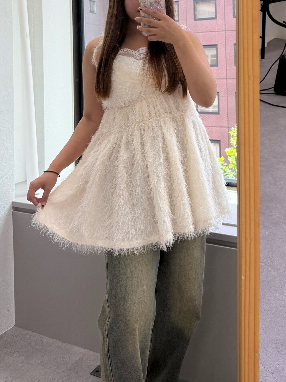 ホワイト系のシャツ/ブラウス、その他のデニムパンツを着用したレディースの夏コーディネートの4枚目の写真