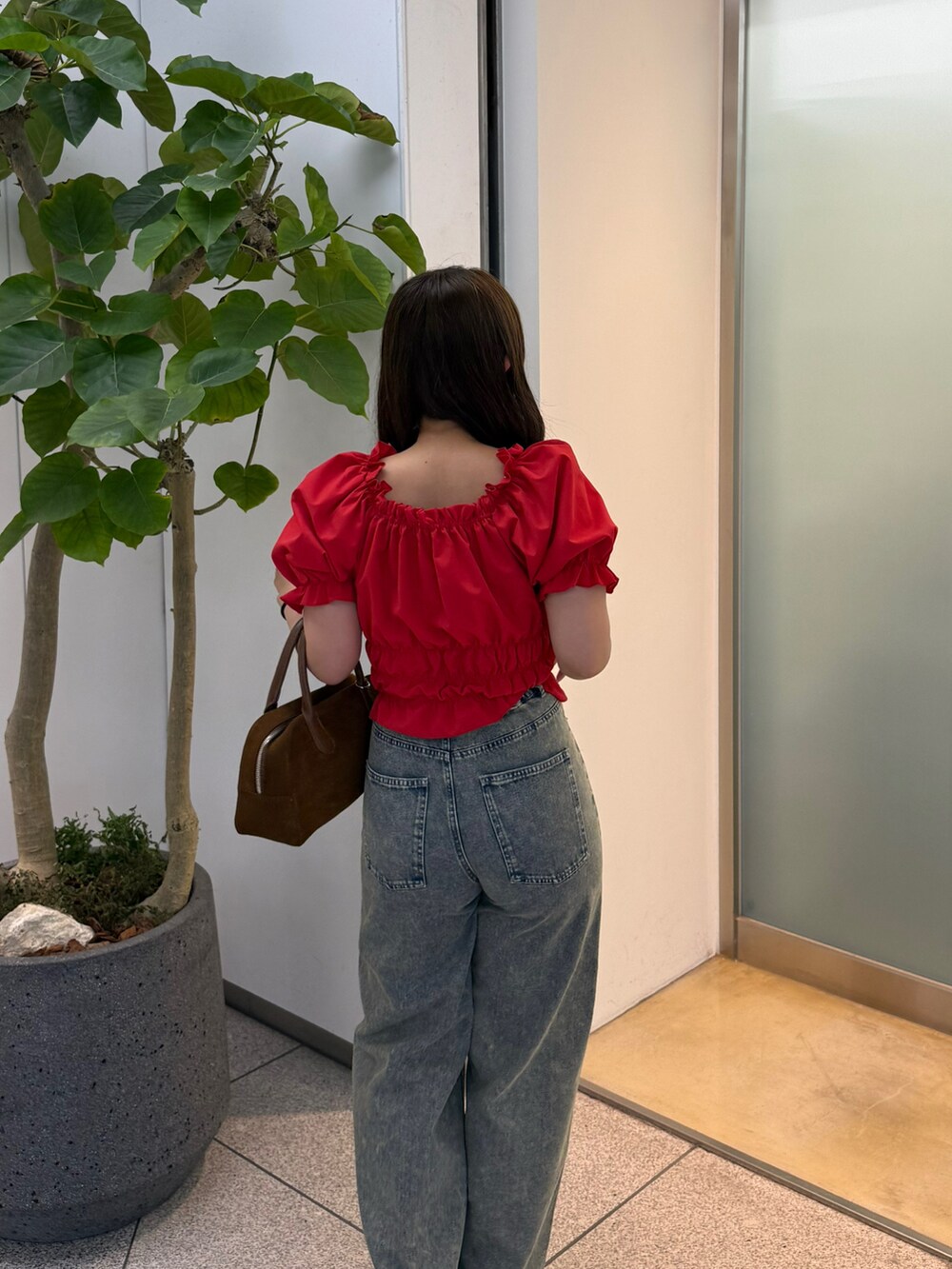 ブルー系のデニムパンツ、レッド系のシャツ/ブラウスを着用したレディースの春コーディネートの2枚目の写真