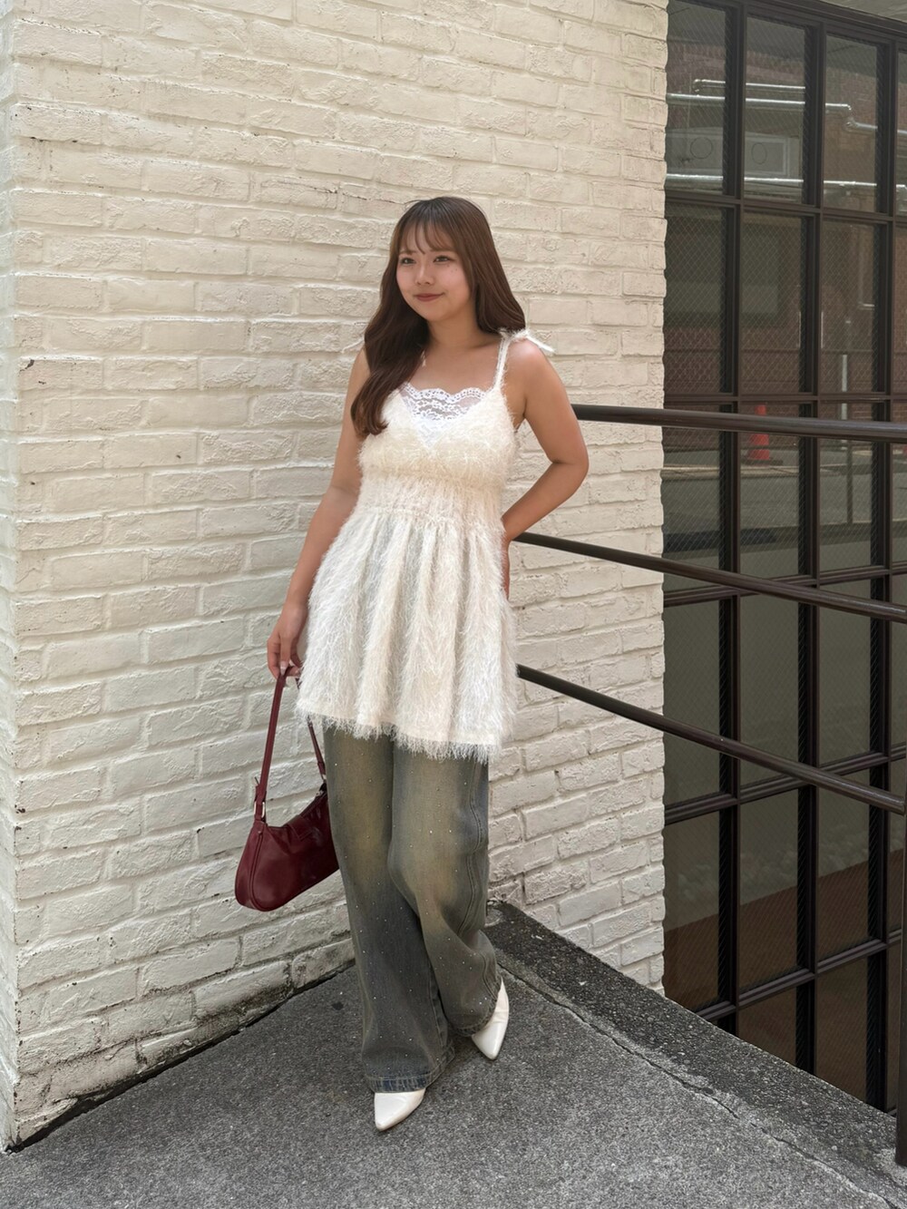 ホワイト系のシャツ/ブラウス、その他のデニムパンツを着用したレディースの夏コーディネートの2枚目の写真