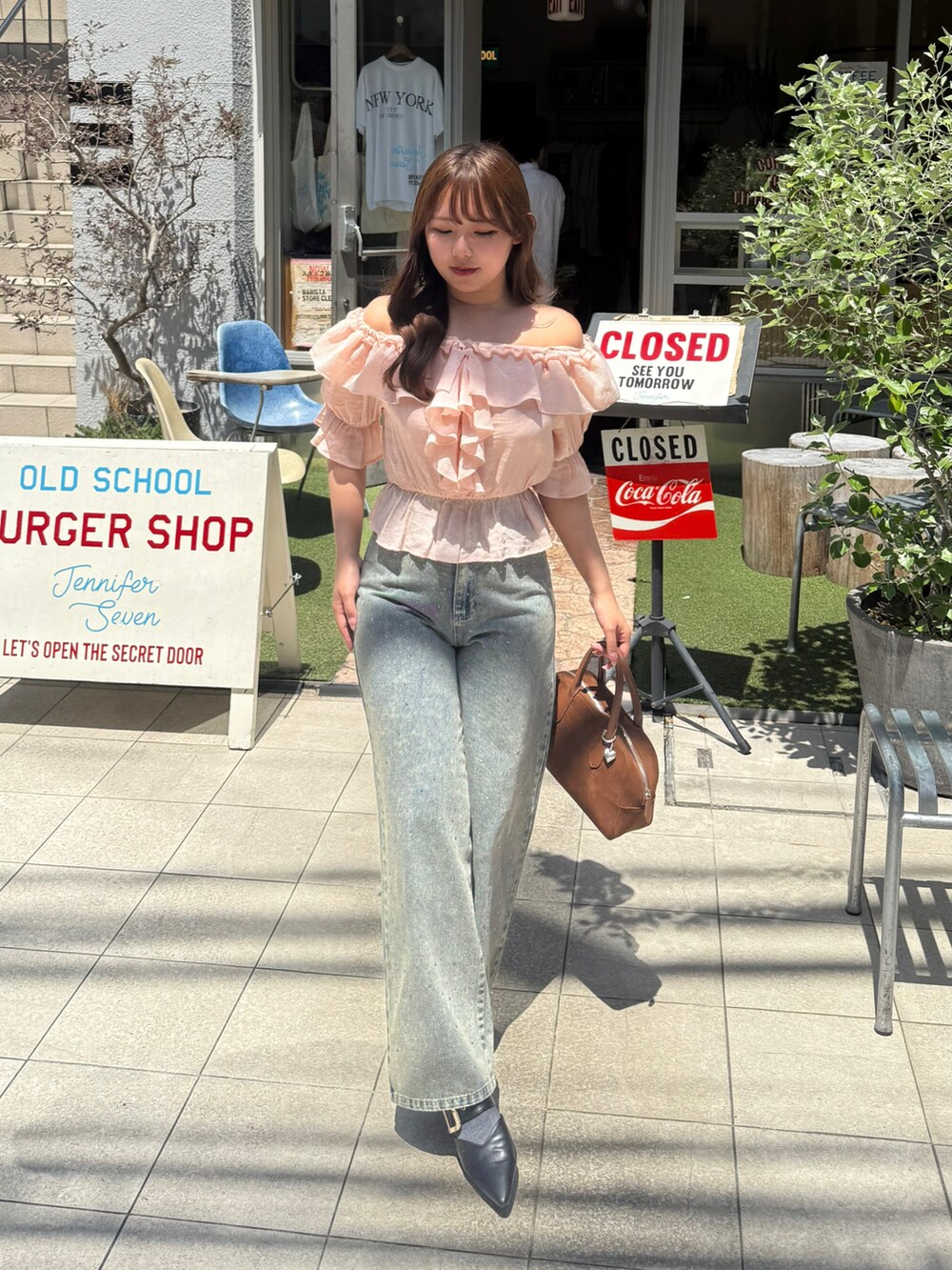 ピンク系のシャツ/ブラウス、ブルー系のデニムパンツを着用したレディースの春コーディネートの4枚目の写真