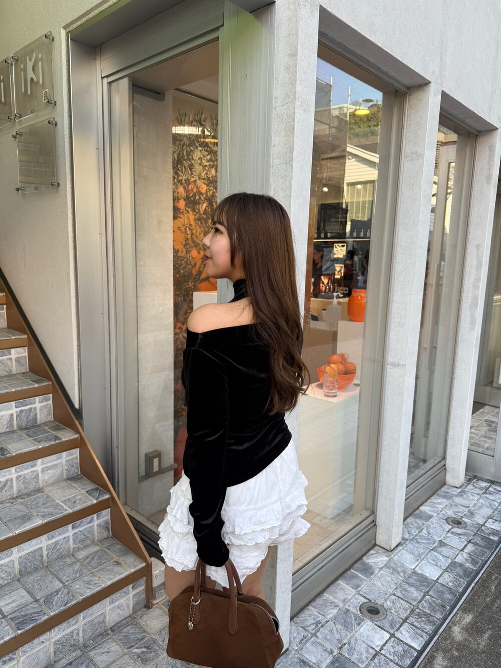 ブラック系のTシャツ/カットソーを着用したレディースの秋コーディネートの4枚目の写真