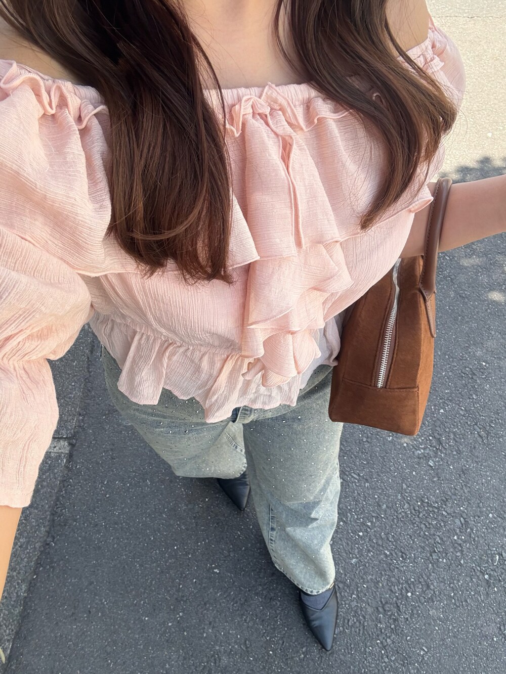 ピンク系のシャツ/ブラウス、ブルー系のデニムパンツを着用したレディースの春コーディネートの5枚目の写真