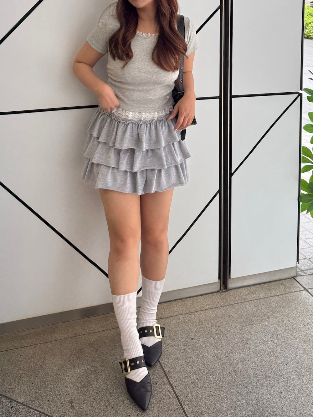 グレー系のTシャツ/カットソーを着用したレディースの春コーディネートの2枚目の写真