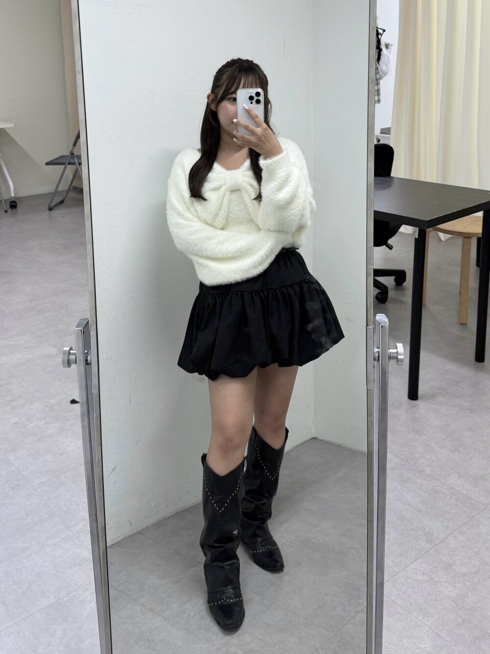 ホワイト系のニット/セーターを着用したレディースの秋コーディネートの2枚目の写真