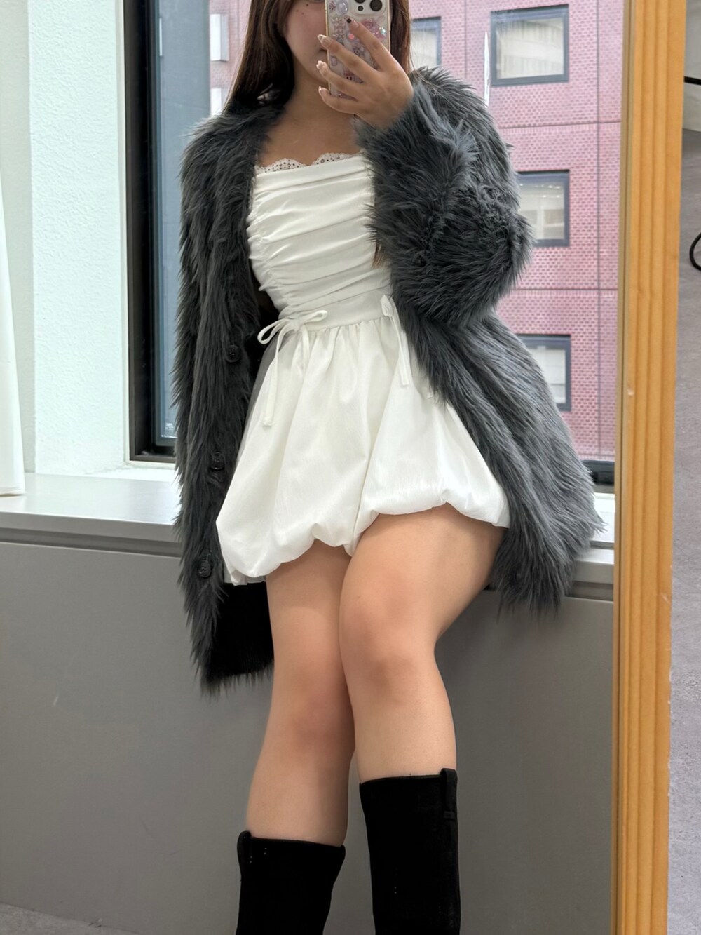 グレー系のカーディガン/ボレロ、ホワイト系のシャツ/ブラウスを着用したレディースの夏コーディネートの2枚目の写真