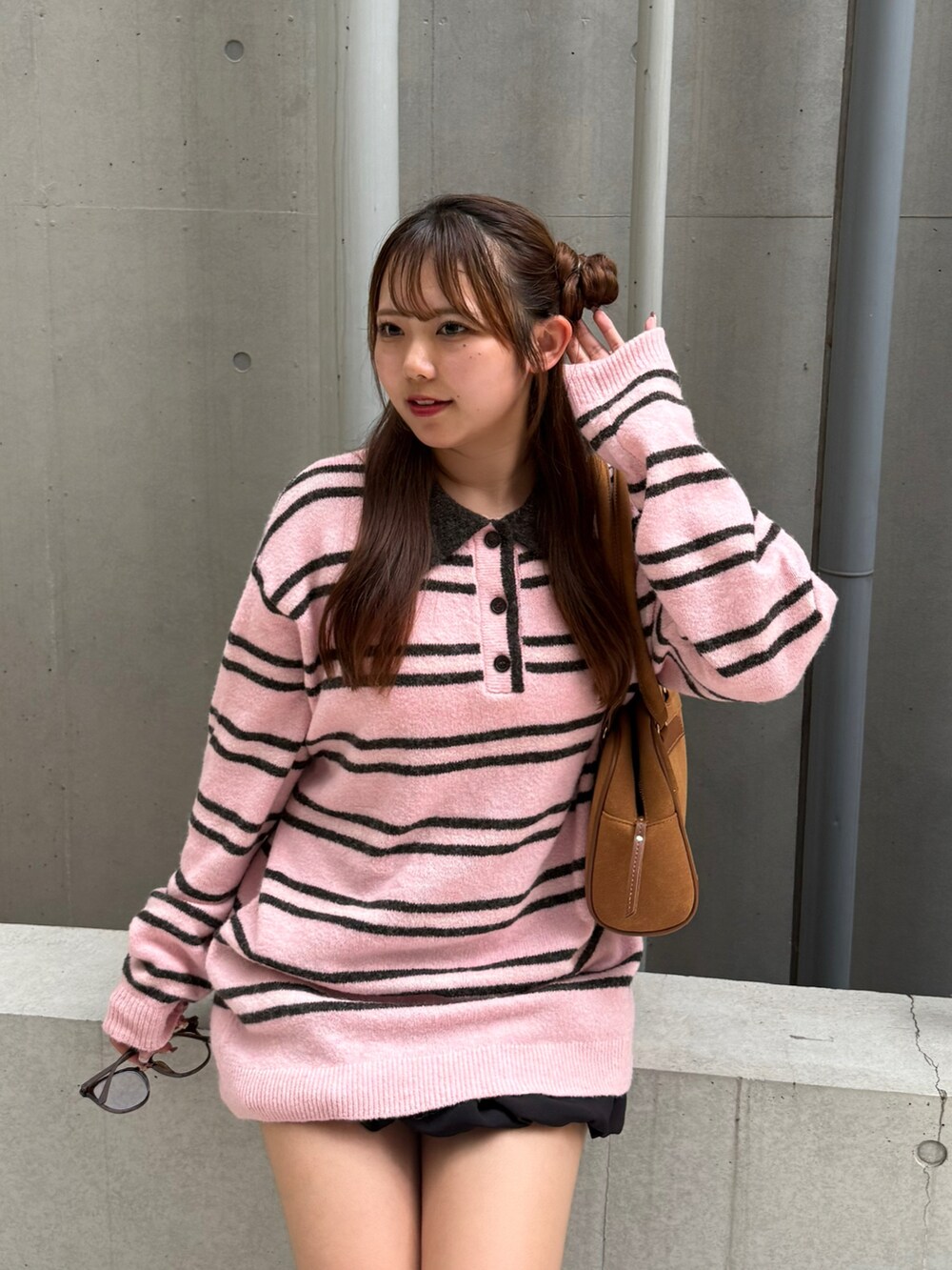 ピンク系のニット/セーターを着用したレディースの秋コーディネートの3枚目の写真