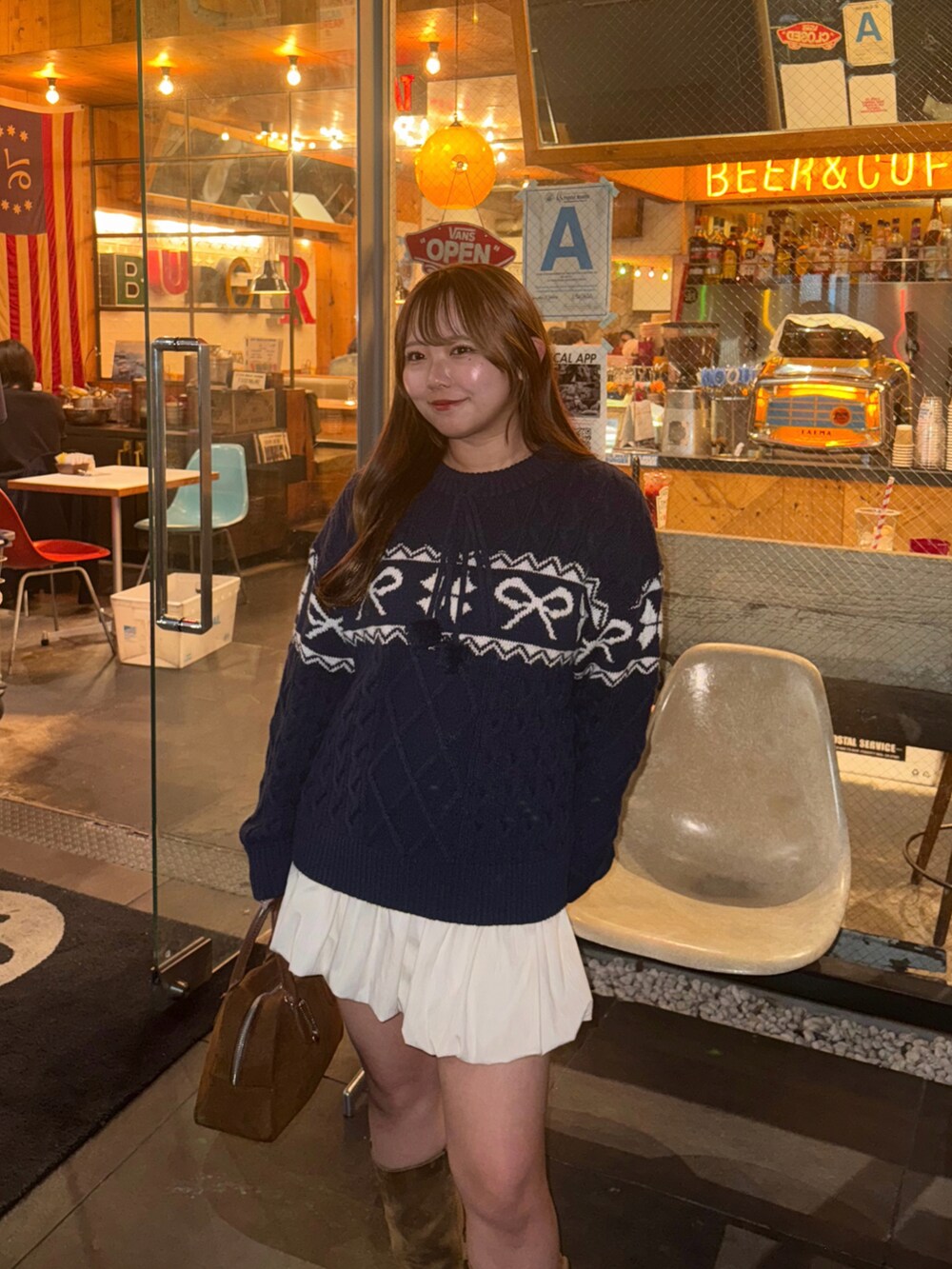 ブルー系のニット/セーターを着用したレディースの秋コーディネートの3枚目の写真