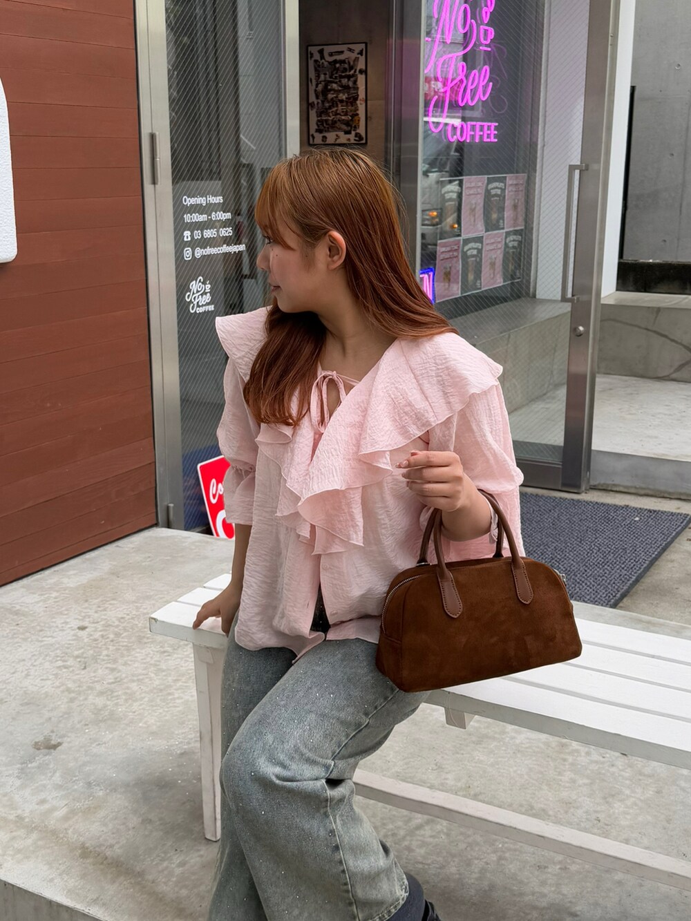 ピンク系のシャツ/ブラウス、ブルー系のデニムパンツを着用したレディースの春コーディネートの5枚目の写真
