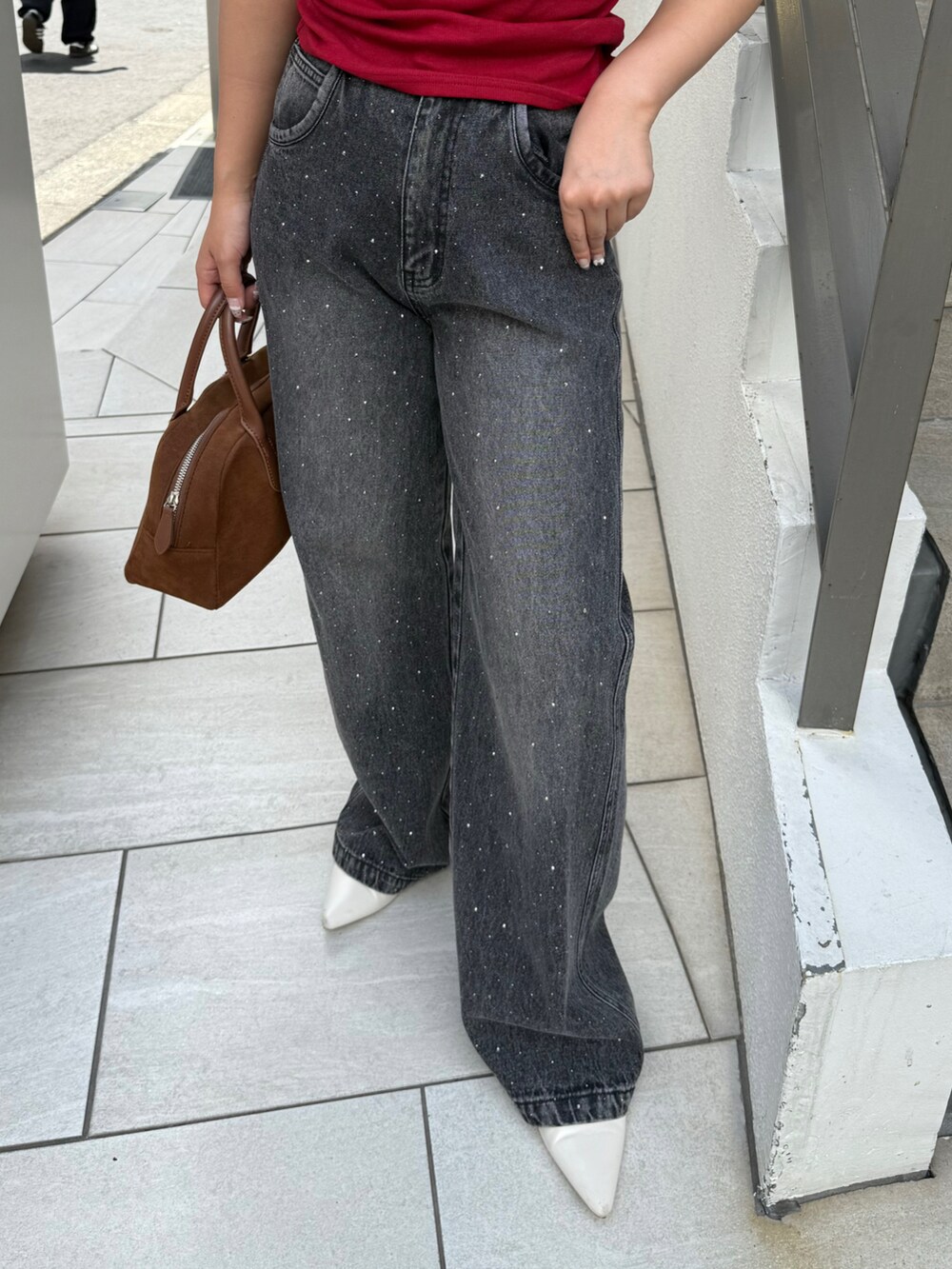 レッド系のTシャツ/カットソー、ブラック系のデニムパンツを着用したレディースの夏コーディネートの4枚目の写真