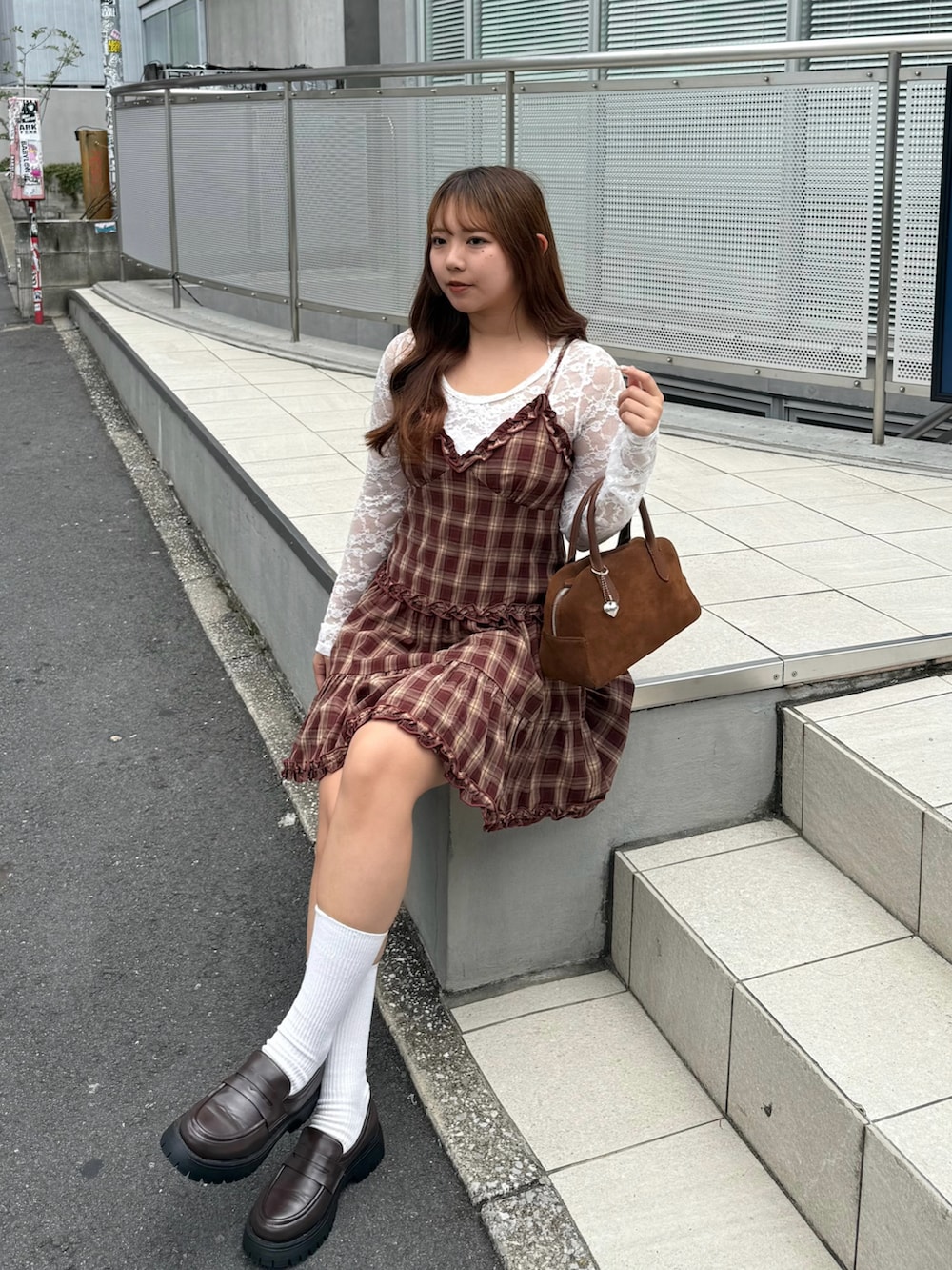 レッド系のシャツ/ブラウスを着用したレディースの秋コーディネートの5枚目の写真