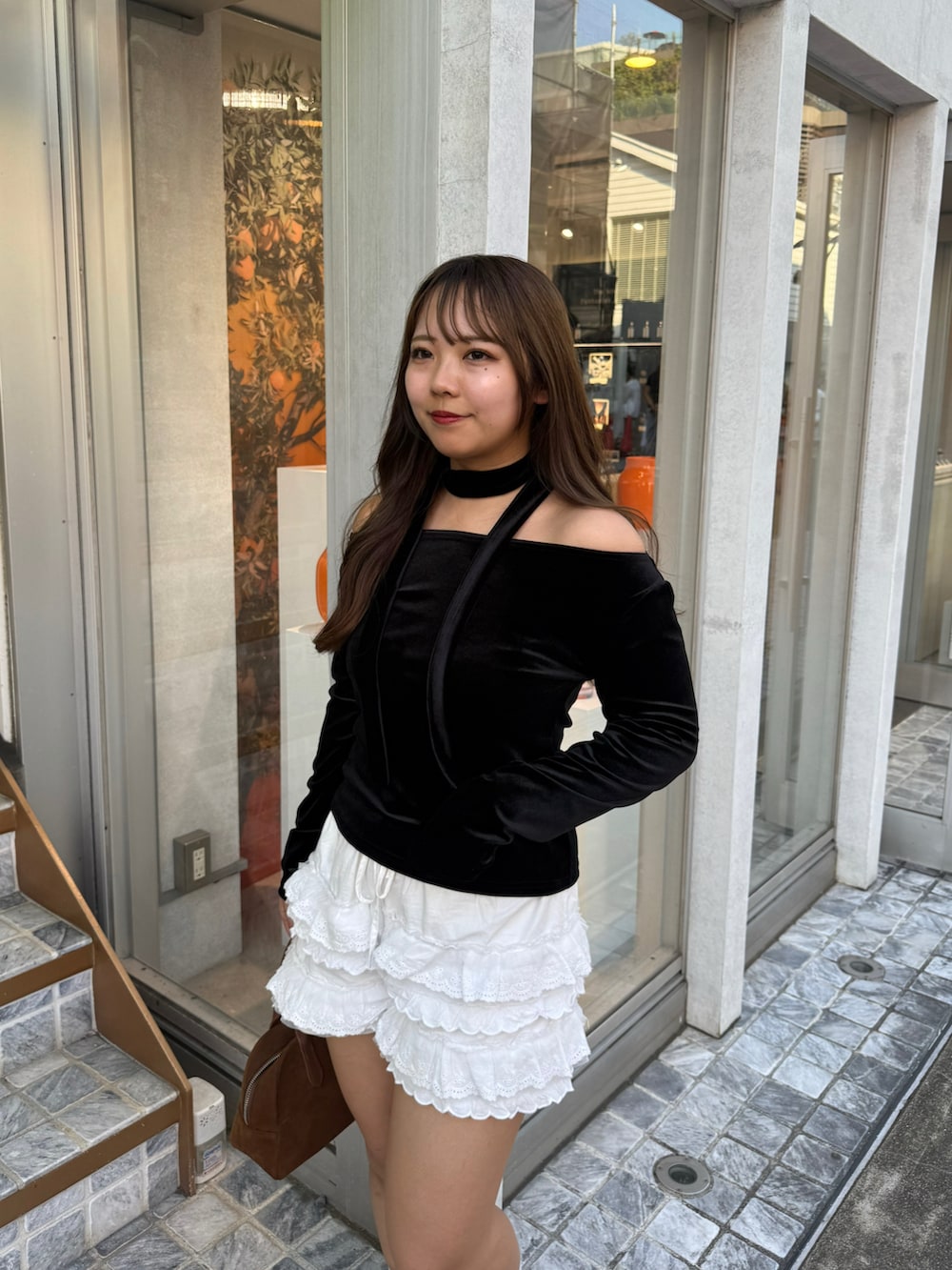 ブラック系のTシャツ/カットソーを着用したレディースの秋コーディネートの2枚目の写真