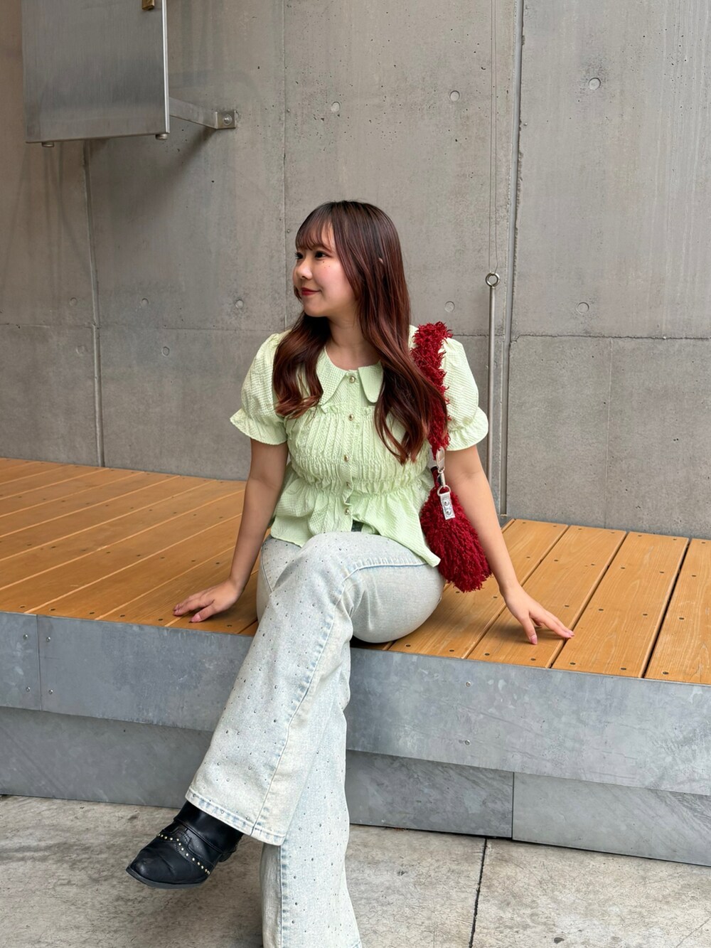 ブルー系のデニムパンツ、グリーン系のシャツ/ブラウスを着用したレディースの春コーディネートの3枚目の写真