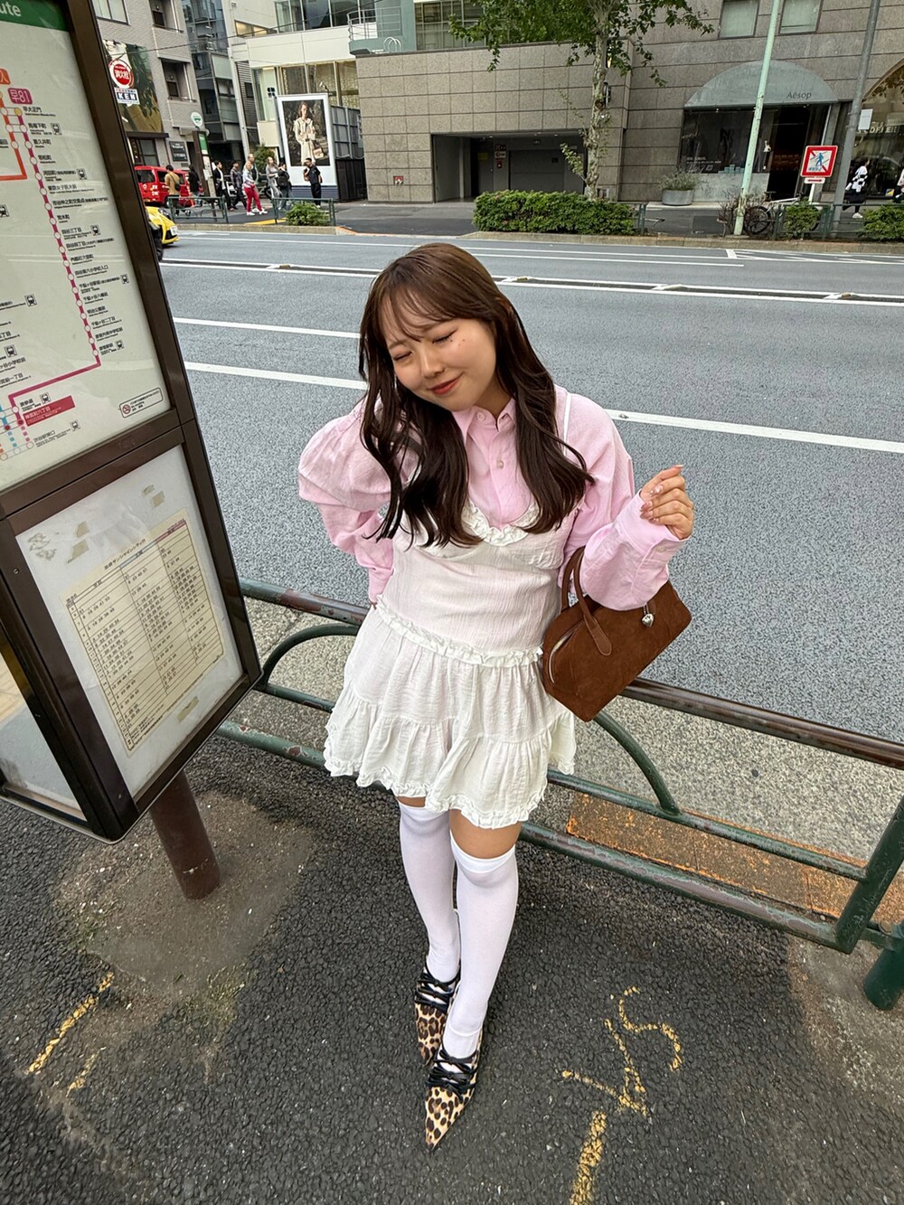 ピンク系のシャツ/ブラウス、ホワイト系のワンピースを着用したレディースの春コーディネートの2枚目の写真