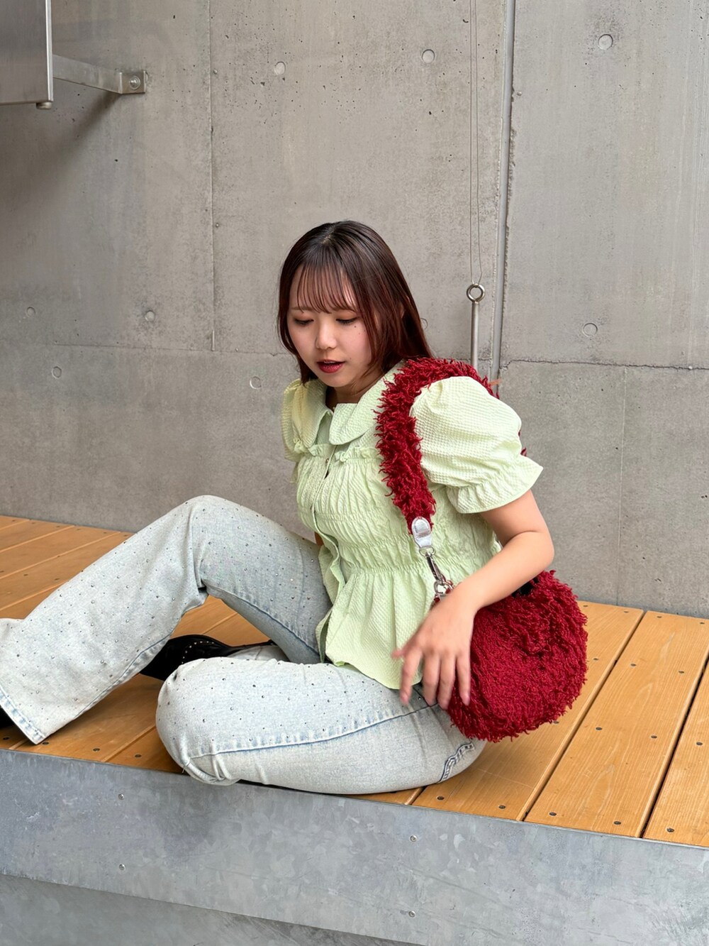 ブルー系のデニムパンツ、グリーン系のシャツ/ブラウスを着用したレディースの春コーディネートの4枚目の写真