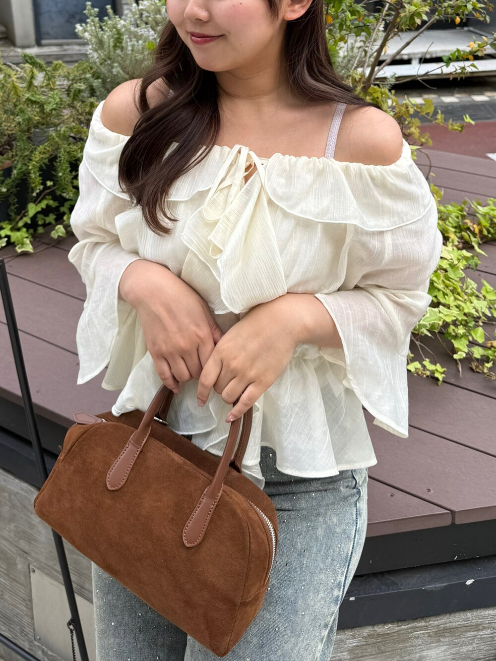 ホワイト系のシャツ/ブラウス、ブルー系のデニムパンツを着用したレディースの春コーディネートの4枚目の写真