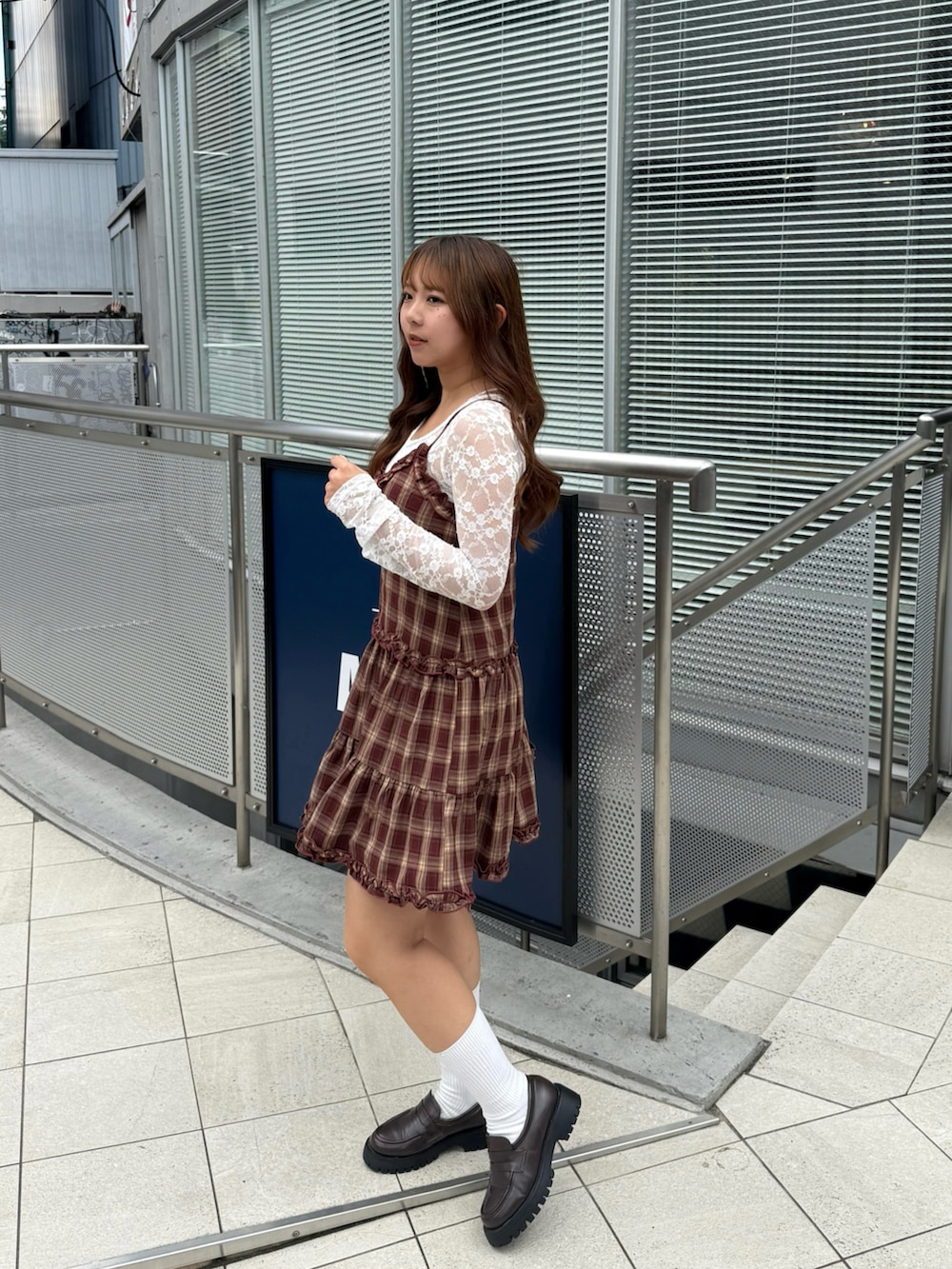 レッド系のシャツ/ブラウスを着用したレディースの秋コーディネートの3枚目の写真