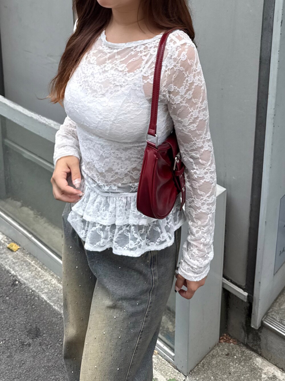 ホワイト系のTシャツ/カットソー、その他のデニムパンツを着用したレディースの夏コーディネートの5枚目の写真