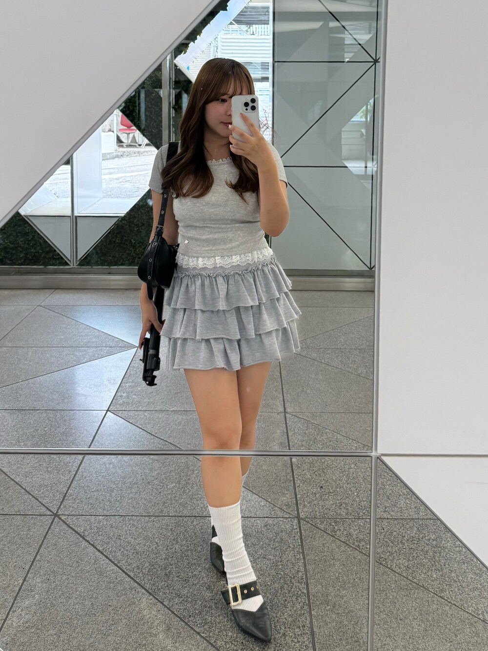 グレー系のTシャツ/カットソーを着用したレディースの春コーディネートの5枚目の写真