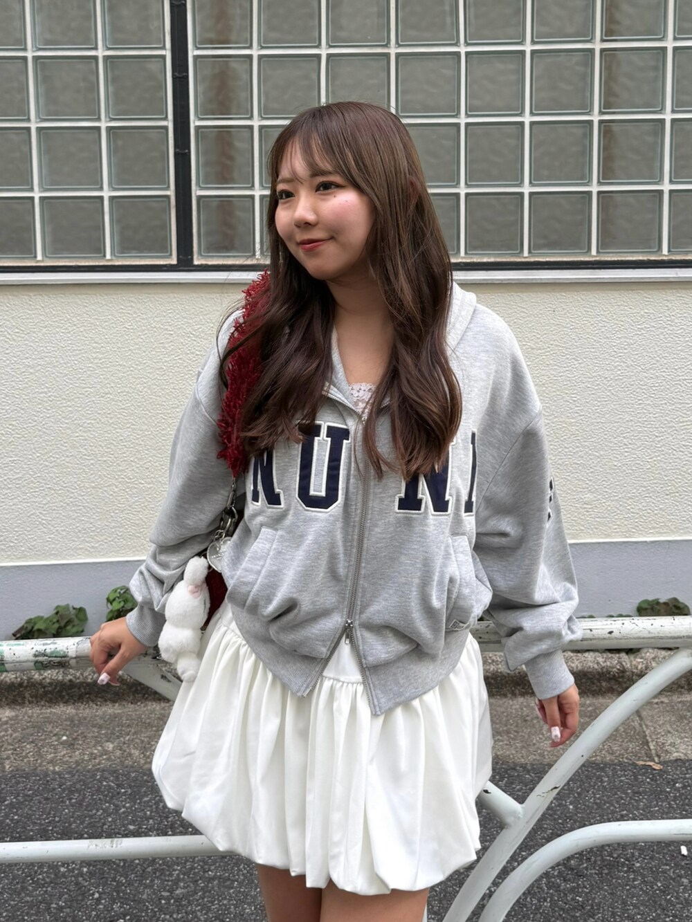 グレー系のパーカーを着用したレディースの秋コーディネートの4枚目の写真