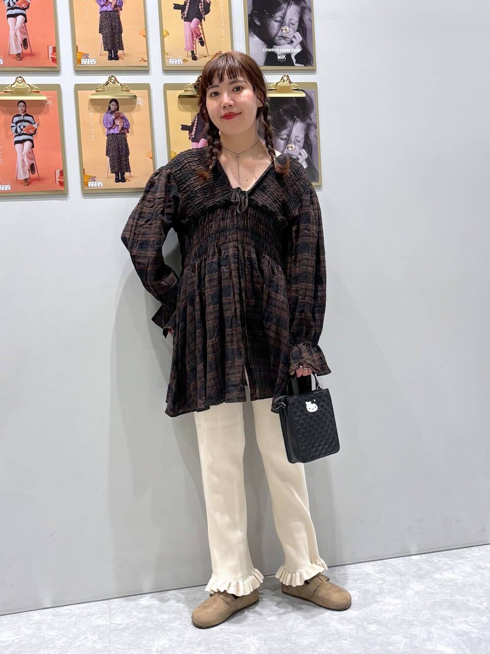 ホワイト系のその他パンツ、ブラウン系のシャツ/ブラウス、ブラウン系のネックレスを着用したレディースの秋コーディネートの3枚目の写真