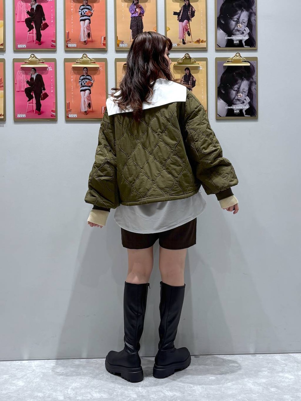 ブラウン系のその他パンツ、グリーン系のブルゾン、ブラック系のブーツを着用したレディースの秋コーディネートの6枚目の写真