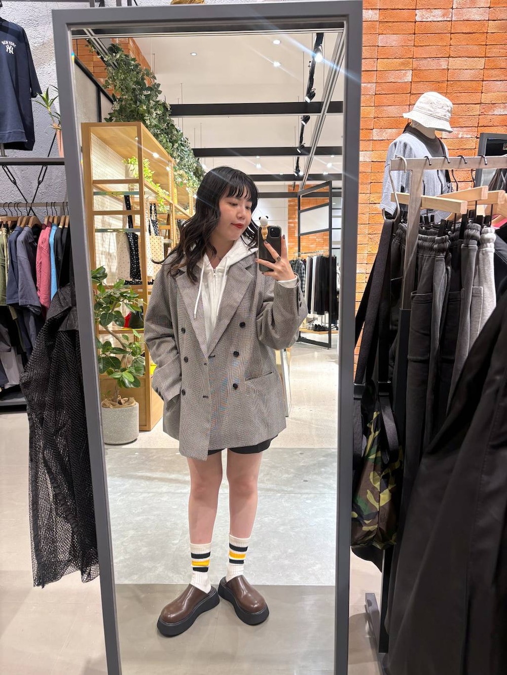 グレー系のその他パンツ、ブラウン系のサンダル、その他のテーラードジャケットを着用したレディースの秋コーディネートの2枚目の写真