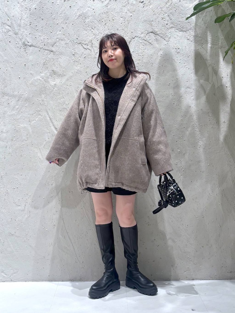 ホワイト系のその他アウター、ブラック系のその他パンツ、ブラック系のブーツを着用したレディースの冬コーディネートの4枚目の写真
