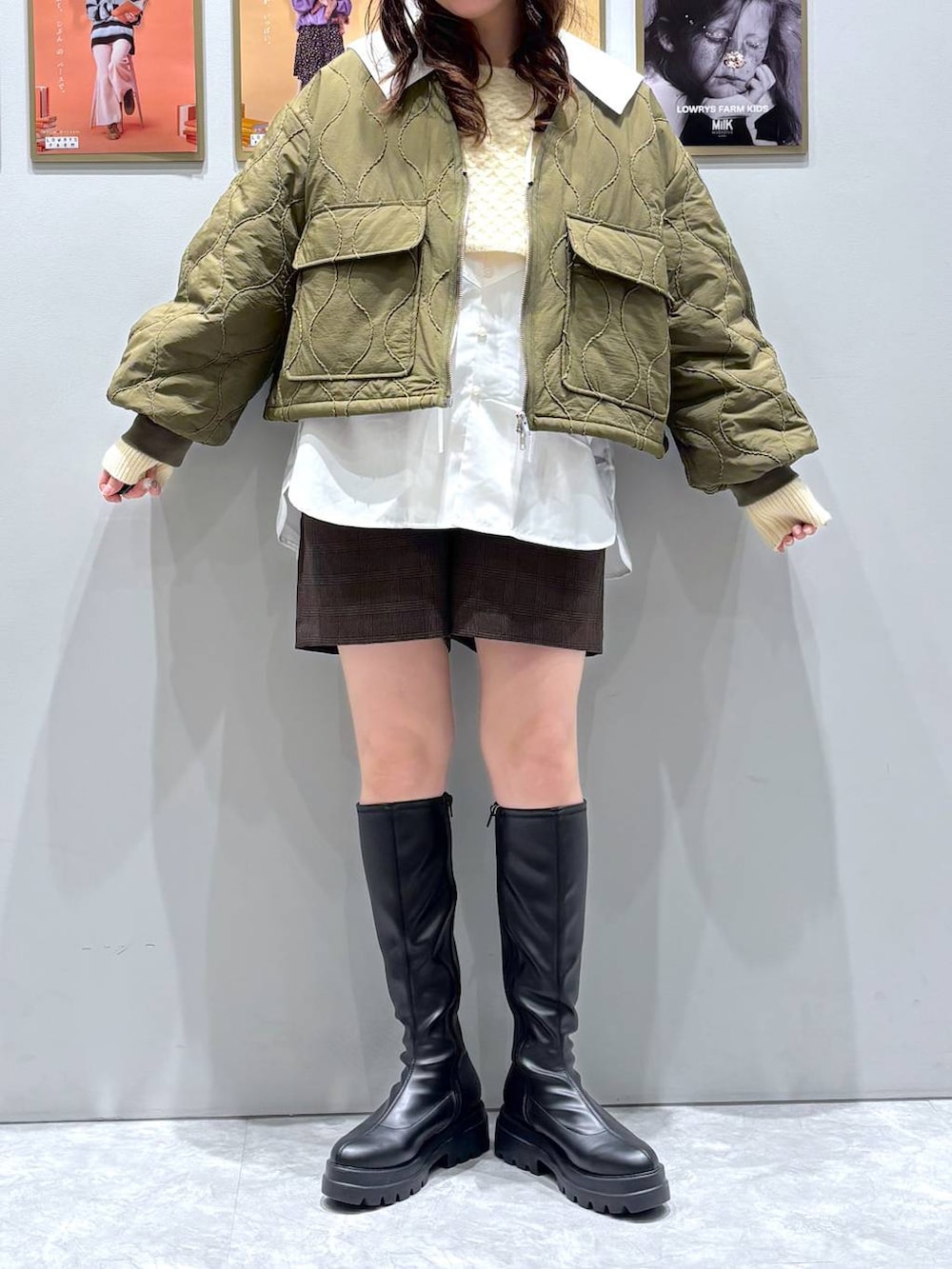 ブラウン系のその他パンツ、グリーン系のブルゾン、ブラック系のブーツを着用したレディースの秋コーディネートの3枚目の写真