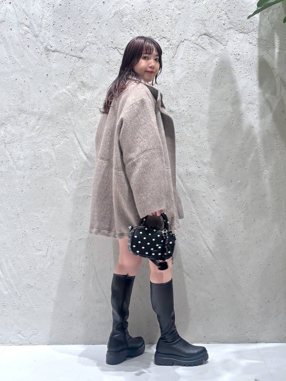ホワイト系のその他アウター、ブラック系のその他パンツ、ブラック系のブーツを着用したレディースの冬コーディネートの3枚目の写真