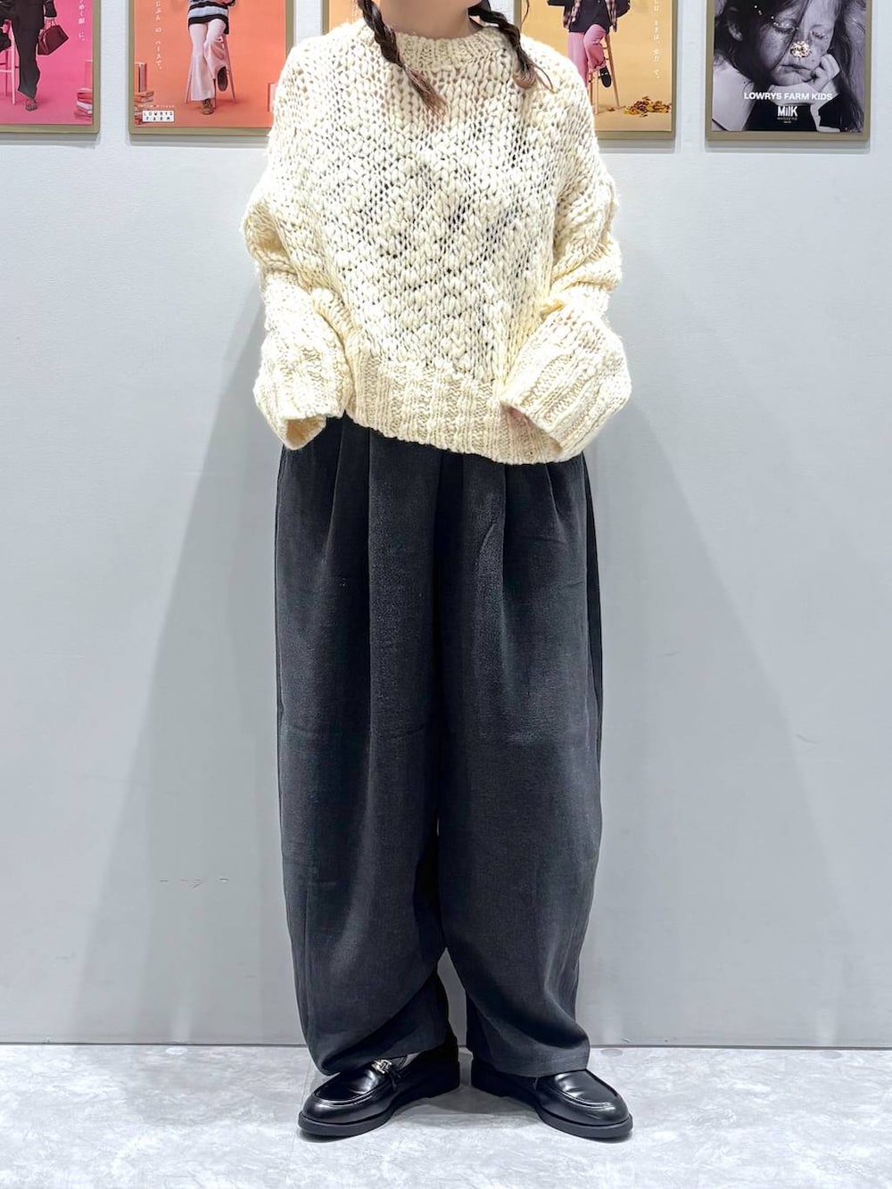 グレー系のその他パンツ、ブラック系のローファー、ホワイト系のニット/セーターを着用したレディースの秋コーディネートの2枚目の写真