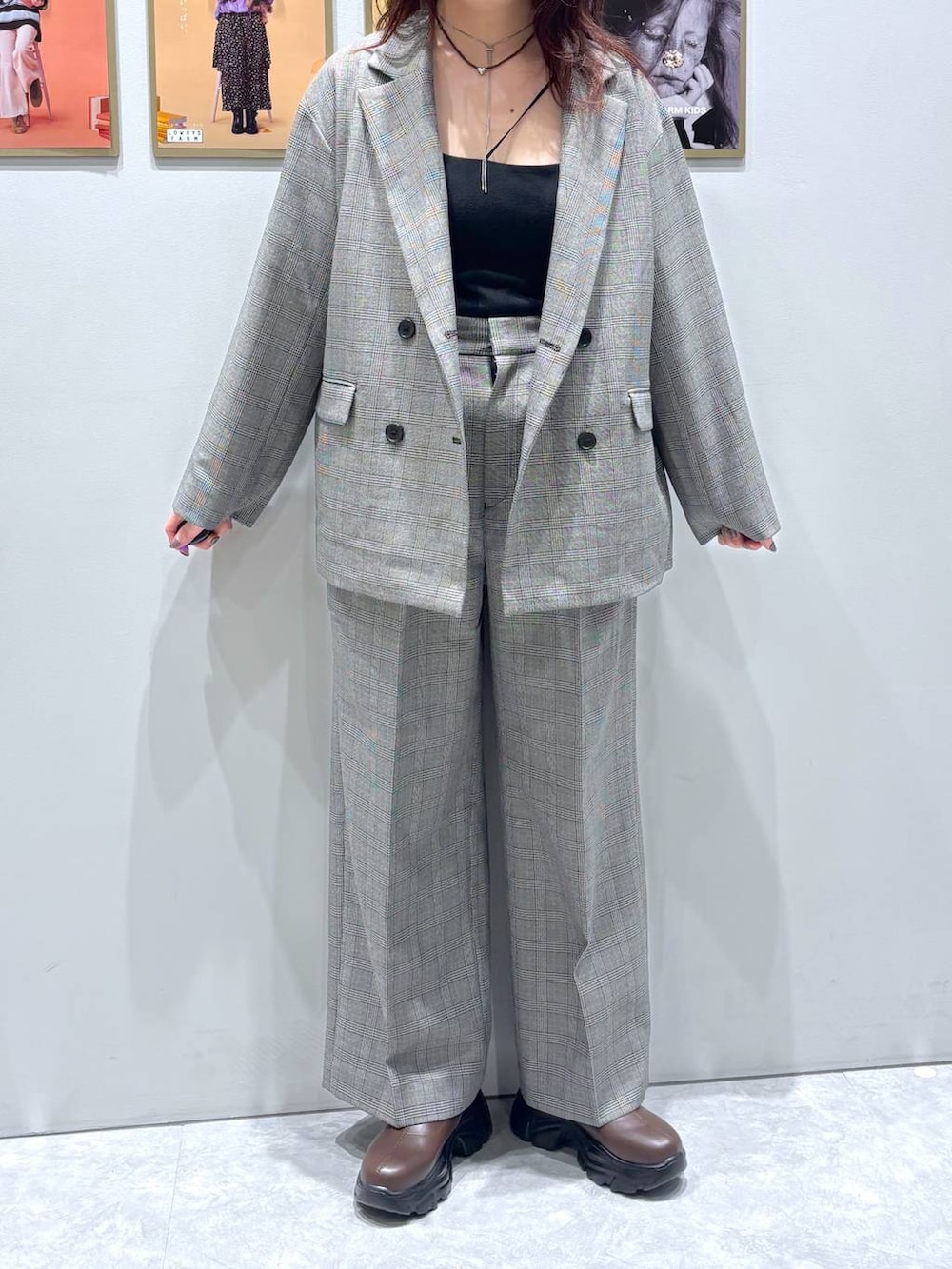 グレー系のテーラードジャケット、その他のその他パンツ、ブラウン系のネックレスを着用したレディースの秋コーディネートの3枚目の写真