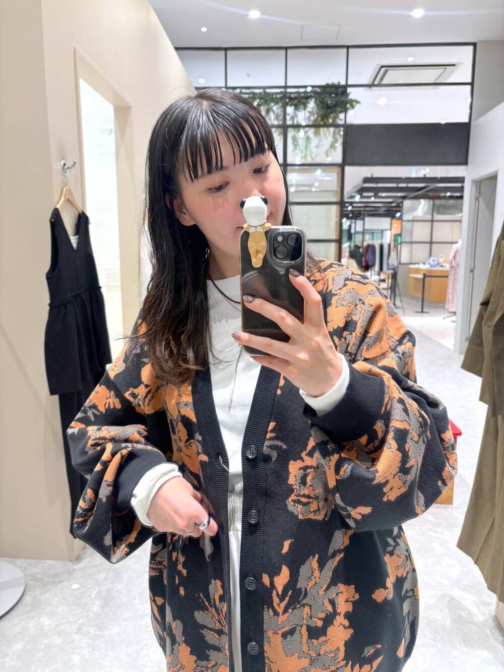 シルバー系のサンダル、ホワイト系のその他パンツ、ブラック系のカーディガン/ボレロを着用したレディースの秋コーディネートの2枚目の写真