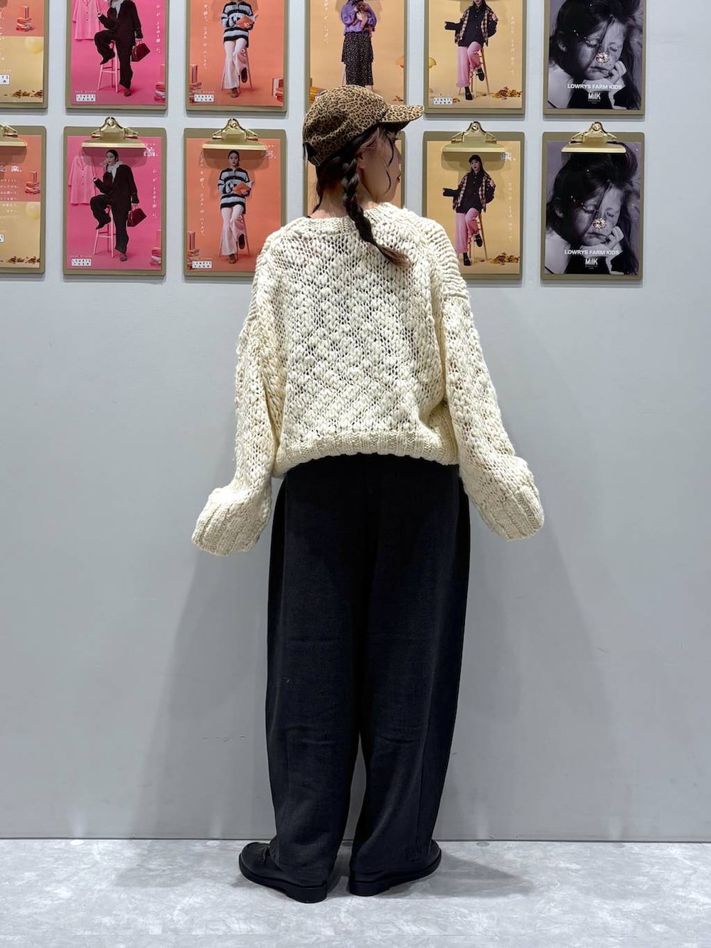 グレー系のその他パンツ、ブラック系のローファー、ホワイト系のニット/セーターを着用したレディースの秋コーディネートの3枚目の写真