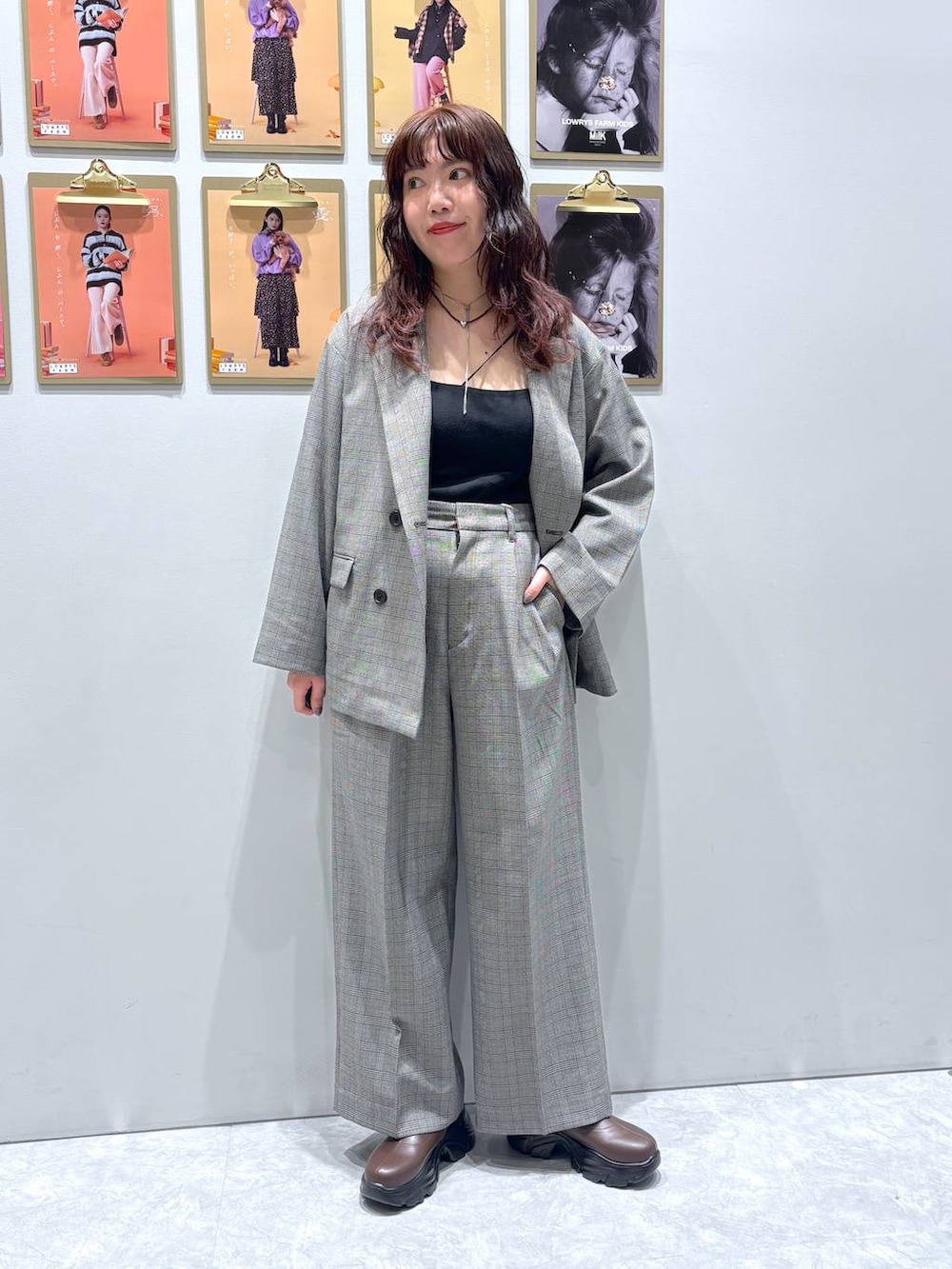 グレー系のテーラードジャケット、その他のその他パンツ、ブラウン系のネックレスを着用したレディースの秋コーディネートの4枚目の写真