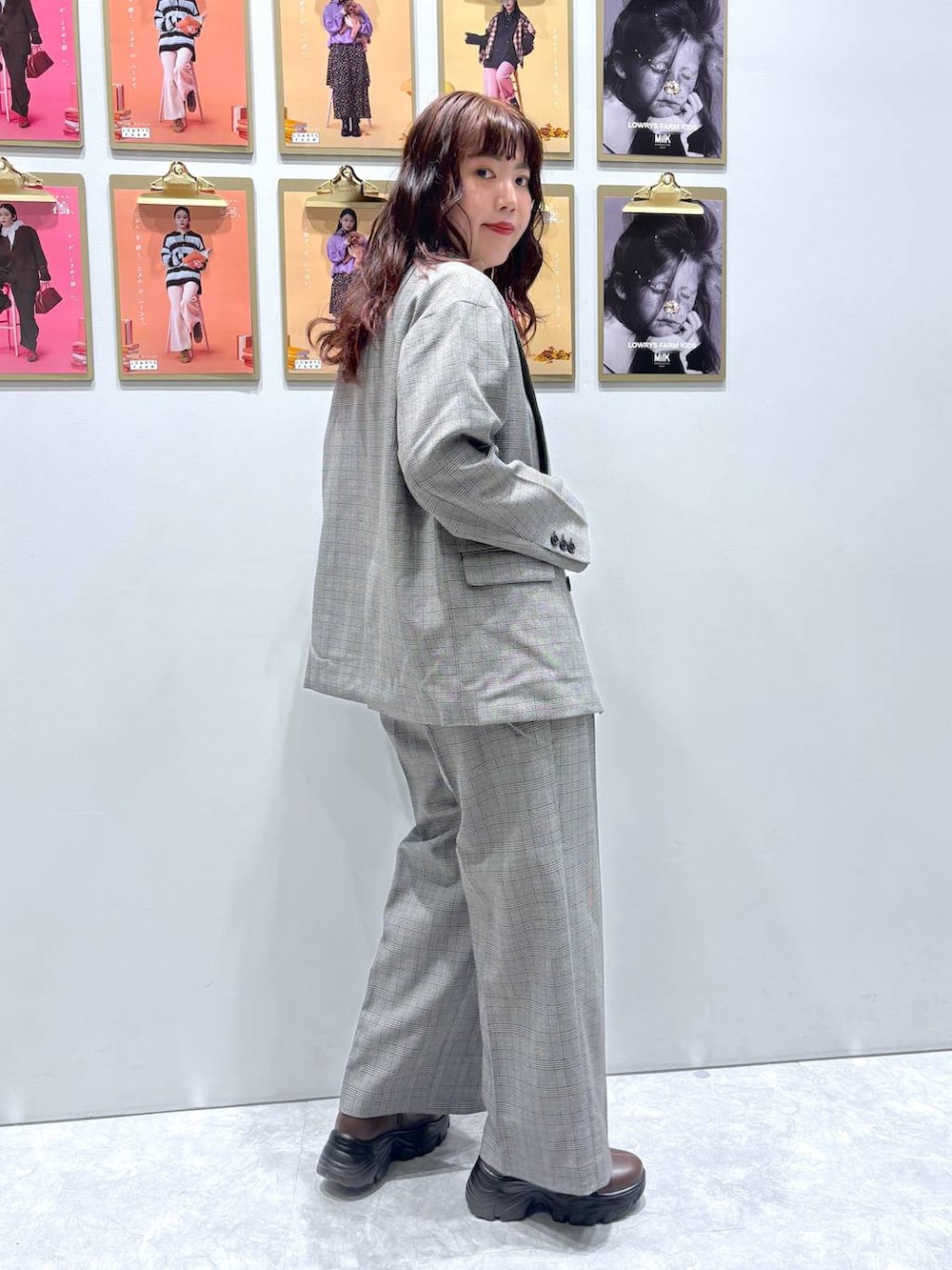 グレー系のテーラードジャケット、その他のその他パンツ、ブラウン系のネックレスを着用したレディースの秋コーディネートの5枚目の写真