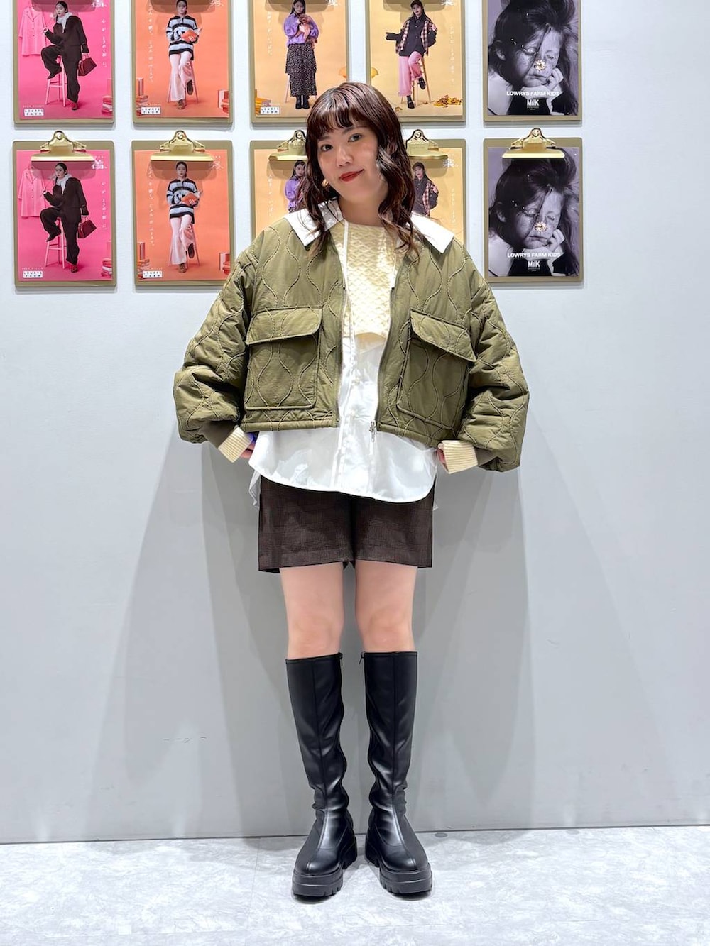 ブラウン系のその他パンツ、グリーン系のブルゾン、ブラック系のブーツを着用したレディースの秋コーディネートの5枚目の写真