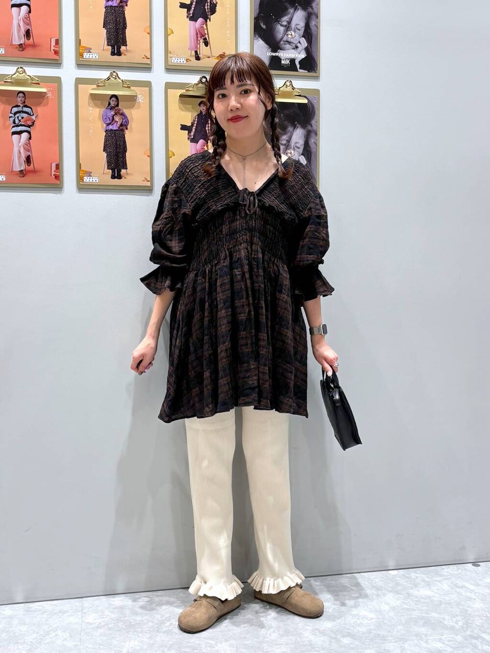 ホワイト系のその他パンツ、ブラウン系のシャツ/ブラウス、ブラウン系のネックレスを着用したレディースの秋コーディネートの2枚目の写真