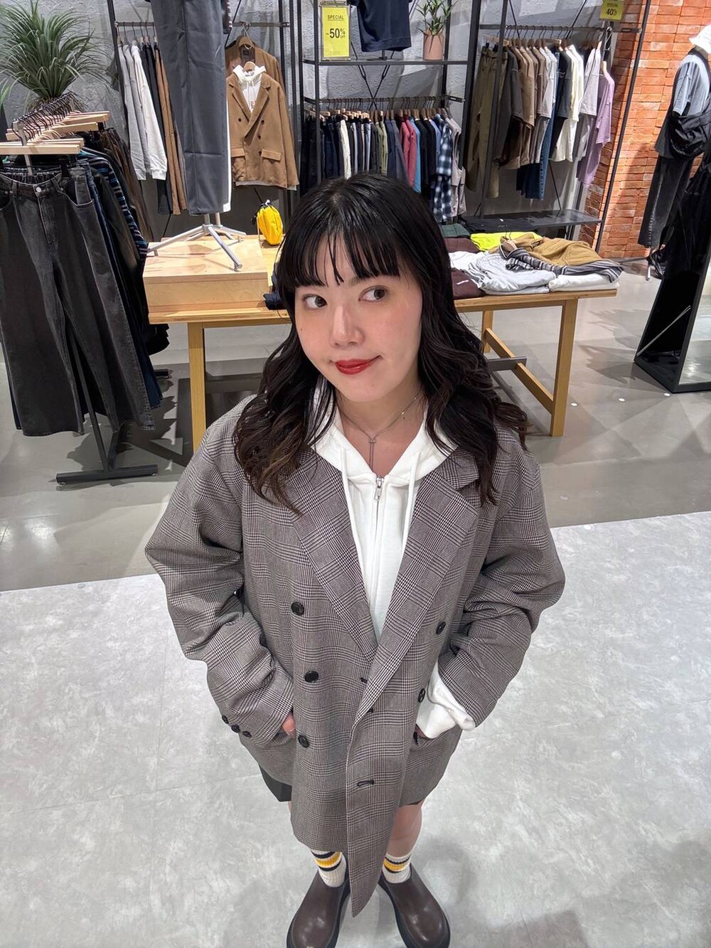 グレー系のその他パンツ、ブラウン系のサンダル、その他のテーラードジャケットを着用したレディースの秋コーディネートの3枚目の写真