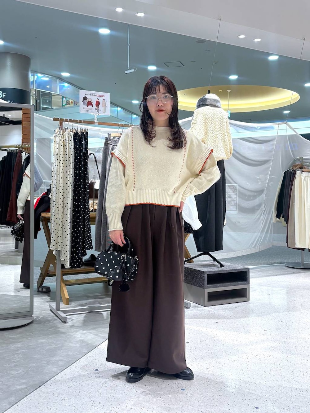 ホワイト系のニット/セーター、ブラウン系のその他パンツ、その他のボストンバッグを着用したレディースの秋コーディネートの3枚目の写真